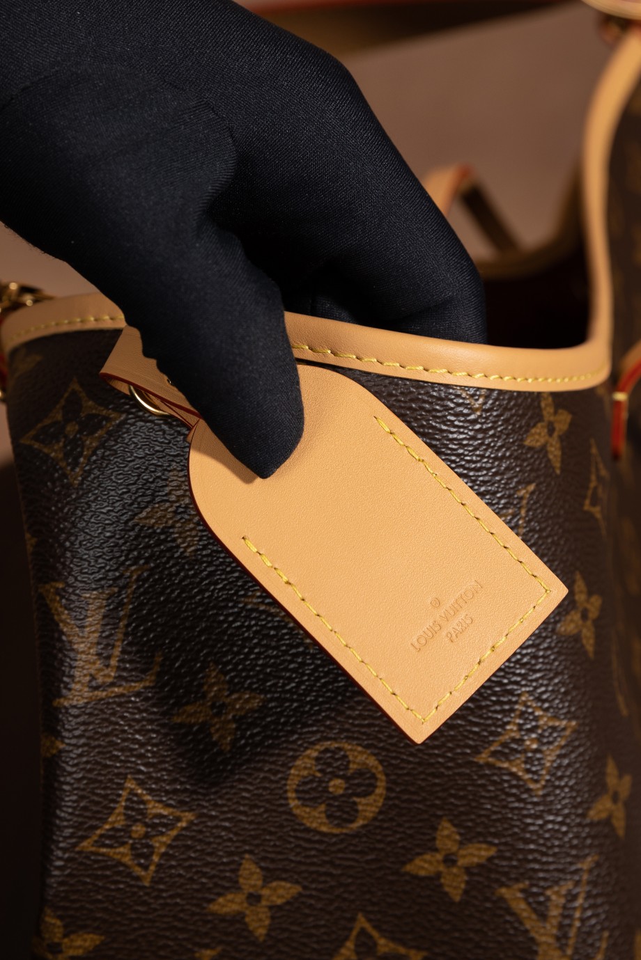 《潮奢 𝐂𝐀𝐑𝐑𝐘𝐀𝐋𝐋 中号 #M46197：细节之美，卓越品质》
 
 𝐂𝐀𝐑𝐑𝐘𝐀𝐋𝐋 中号 #M46197 独具魅力。
 
这款包包在细节的处理上堪称完美，每一处缝线都精致细腻，每一个五金配件都闪耀着品质的光芒。从优质的面料选择到精湛的工艺制作，无不彰显着对细节的极致追求。
 
当你仔细品味这款包的细节时，自豪感会油然而生。它不仅仅是一个包包，更是一件艺术品，展现着时尚与品质的完美结合。
 
选择 𝐂𝐀𝐑𝐑𝐘𝐀𝐋𝐋 中号 #M46197，感受细节之美，体验卓越品质带来的自豪。