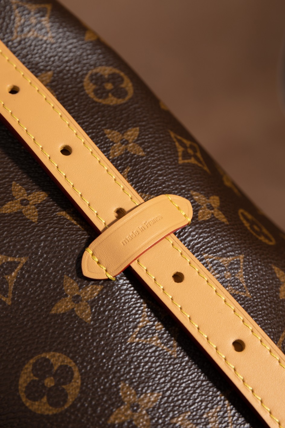 《潮奢 𝐂𝐀𝐑𝐑𝐘𝐀𝐋𝐋 中号 #M46197：细节之美，卓越品质》
 
 𝐂𝐀𝐑𝐑𝐘𝐀𝐋𝐋 中号 #M46197 独具魅力。
 
这款包包在细节的处理上堪称完美，每一处缝线都精致细腻，每一个五金配件都闪耀着品质的光芒。从优质的面料选择到精湛的工艺制作，无不彰显着对细节的极致追求。
 
当你仔细品味这款包的细节时，自豪感会油然而生。它不仅仅是一个包包，更是一件艺术品，展现着时尚与品质的完美结合。
 
选择 𝐂𝐀𝐑𝐑𝐘𝐀𝐋𝐋 中号 #M46197，感受细节之美，体验卓越品质带来的自豪。