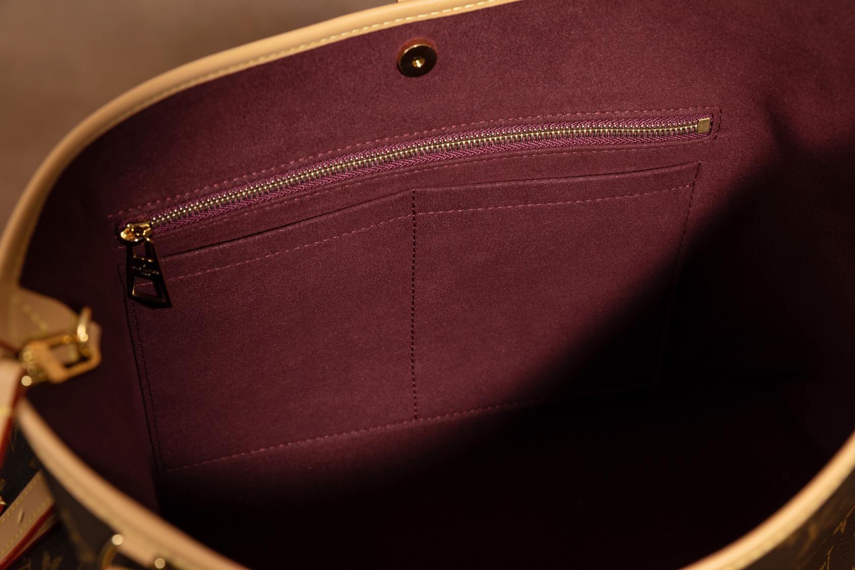 《潮奢 𝐂𝐀𝐑𝐑𝐘𝐀𝐋𝐋 中号 #M46197：细节之美，卓越品质》
 
 𝐂𝐀𝐑𝐑𝐘𝐀𝐋𝐋 中号 #M46197 独具魅力。
 
这款包包在细节的处理上堪称完美，每一处缝线都精致细腻，每一个五金配件都闪耀着品质的光芒。从优质的面料选择到精湛的工艺制作，无不彰显着对细节的极致追求。
 
当你仔细品味这款包的细节时，自豪感会油然而生。它不仅仅是一个包包，更是一件艺术品，展现着时尚与品质的完美结合。
 
选择 𝐂𝐀𝐑𝐑𝐘𝐀𝐋𝐋 中号 #M46197，感受细节之美，体验卓越品质带来的自豪。