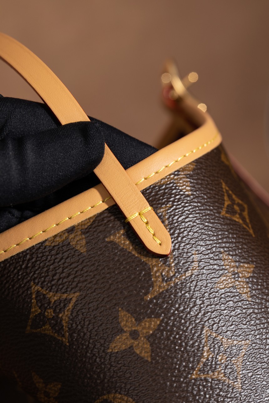 《潮奢 𝐂𝐀𝐑𝐑𝐘𝐀𝐋𝐋 中号 #M46197：细节之美，卓越品质》
 
 𝐂𝐀𝐑𝐑𝐘𝐀𝐋𝐋 中号 #M46197 独具魅力。
 
这款包包在细节的处理上堪称完美，每一处缝线都精致细腻，每一个五金配件都闪耀着品质的光芒。从优质的面料选择到精湛的工艺制作，无不彰显着对细节的极致追求。
 
当你仔细品味这款包的细节时，自豪感会油然而生。它不仅仅是一个包包，更是一件艺术品，展现着时尚与品质的完美结合。
 
选择 𝐂𝐀𝐑𝐑𝐘𝐀𝐋𝐋 中号 #M46197，感受细节之美，体验卓越品质带来的自豪。