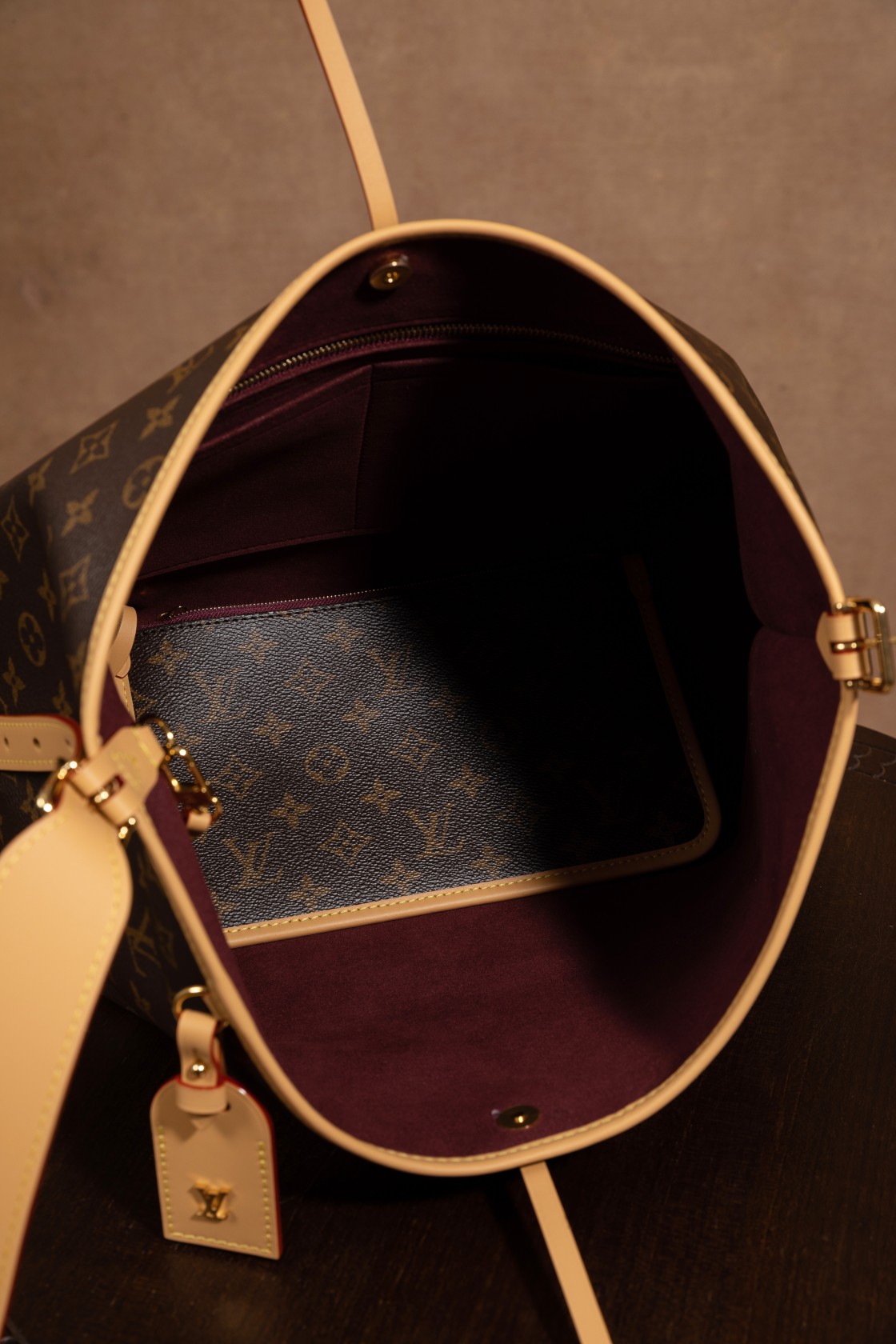 《潮奢 𝐂𝐀𝐑𝐑𝐘𝐀𝐋𝐋 中号 #M46197：细节之美，卓越品质》
 
 𝐂𝐀𝐑𝐑𝐘𝐀𝐋𝐋 中号 #M46197 独具魅力。
 
这款包包在细节的处理上堪称完美，每一处缝线都精致细腻，每一个五金配件都闪耀着品质的光芒。从优质的面料选择到精湛的工艺制作，无不彰显着对细节的极致追求。
 
当你仔细品味这款包的细节时，自豪感会油然而生。它不仅仅是一个包包，更是一件艺术品，展现着时尚与品质的完美结合。
 
选择 𝐂𝐀𝐑𝐑𝐘𝐀𝐋𝐋 中号 #M46197，感受细节之美，体验卓越品质带来的自豪。