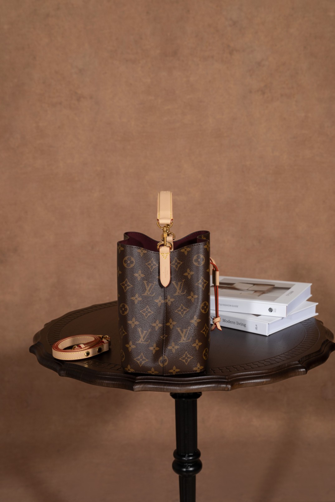   163芯片《潮奢 小水桶 neonoe bb M46581: 时尚魅力，独家呈现》
 
潮奢带来的小水桶 neonoe bb M46581 令人瞩目。
 
独家渠道货，全网首发。这款包包是独家 ZP 尾单，更是独家正级渠道货，品质有绝对保障。
 
尺寸为 20 x 20 x 13 厘米（长 x 高 x 宽），小巧可爱却又具备足够的收纳空间。无论是日常出行还是特殊场合，它都能成为你的绝佳配饰。
 
选择 潮奢的小水桶 neonoe bb M46581，感受独家品质带来的时尚魅力。