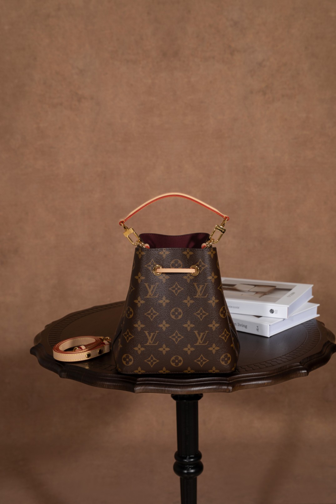   163芯片《潮奢 小水桶 neonoe bb M46581: 时尚魅力，独家呈现》
 
潮奢带来的小水桶 neonoe bb M46581 令人瞩目。
 
独家渠道货，全网首发。这款包包是独家 ZP 尾单，更是独家正级渠道货，品质有绝对保障。
 
尺寸为 20 x 20 x 13 厘米（长 x 高 x 宽），小巧可爱却又具备足够的收纳空间。无论是日常出行还是特殊场合，它都能成为你的绝佳配饰。
 
选择 潮奢的小水桶 neonoe bb M46581，感受独家品质带来的时尚魅力。