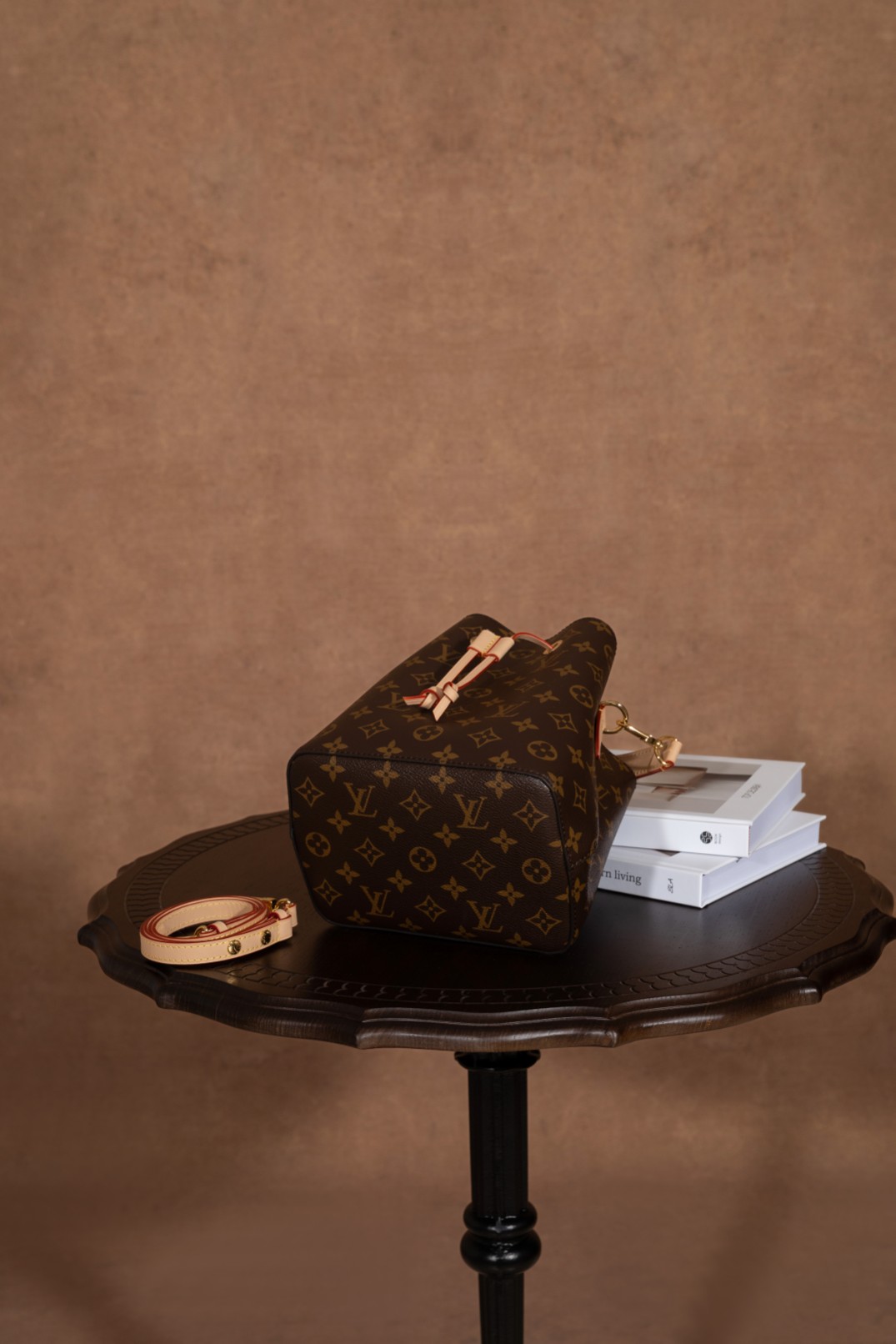   163芯片《潮奢 小水桶 neonoe bb M46581: 时尚魅力，独家呈现》
 
潮奢带来的小水桶 neonoe bb M46581 令人瞩目。
 
独家渠道货，全网首发。这款包包是独家 ZP 尾单，更是独家正级渠道货，品质有绝对保障。
 
尺寸为 20 x 20 x 13 厘米（长 x 高 x 宽），小巧可爱却又具备足够的收纳空间。无论是日常出行还是特殊场合，它都能成为你的绝佳配饰。
 
选择 潮奢的小水桶 neonoe bb M46581，感受独家品质带来的时尚魅力。