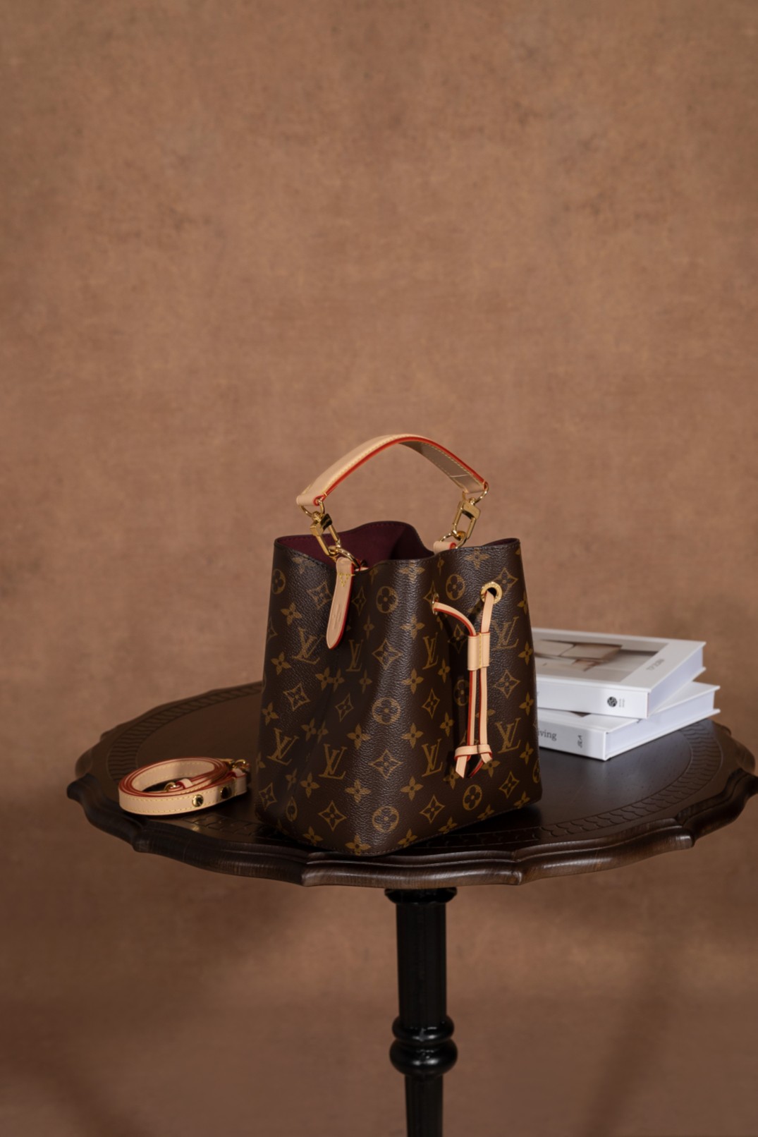   163芯片《潮奢 小水桶 neonoe bb M46581: 时尚魅力，独家呈现》
 
潮奢带来的小水桶 neonoe bb M46581 令人瞩目。
 
独家渠道货，全网首发。这款包包是独家 ZP 尾单，更是独家正级渠道货，品质有绝对保障。
 
尺寸为 20 x 20 x 13 厘米（长 x 高 x 宽），小巧可爱却又具备足够的收纳空间。无论是日常出行还是特殊场合，它都能成为你的绝佳配饰。
 
选择 潮奢的小水桶 neonoe bb M46581，感受独家品质带来的时尚魅力。