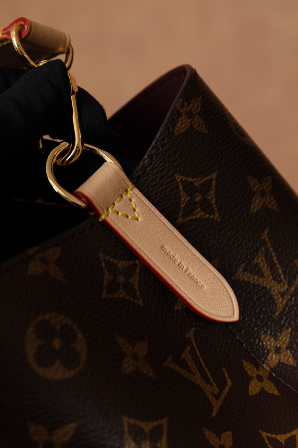 《潮奢 M46581 NÉONOÉ BB 中号手袋:卓越品质,细节之美》
AR 家的 M46581 NÉONOÉ BB 中号手袋独具魅力。
这组图主要展示了高清特写的扣子五金刻字和提手刻字,以及对花部位。五金采用原厂五金纯钢进口材质,钢刻字每个字母都清晰无水波纹,完全符合 ZP 工艺水平,这是独家的优势,市场上无法比拟的渠道五金。
每个细节都原汁原味地搬运了 ZP 的工艺,一到手便是极品。实物更是令人惊艳,散发着无与伦比的魅力。
选择 AR 家的 M46581 NÉONOÉ BB 中号手袋,感受卓越品质与细节之美带来的时尚体验。