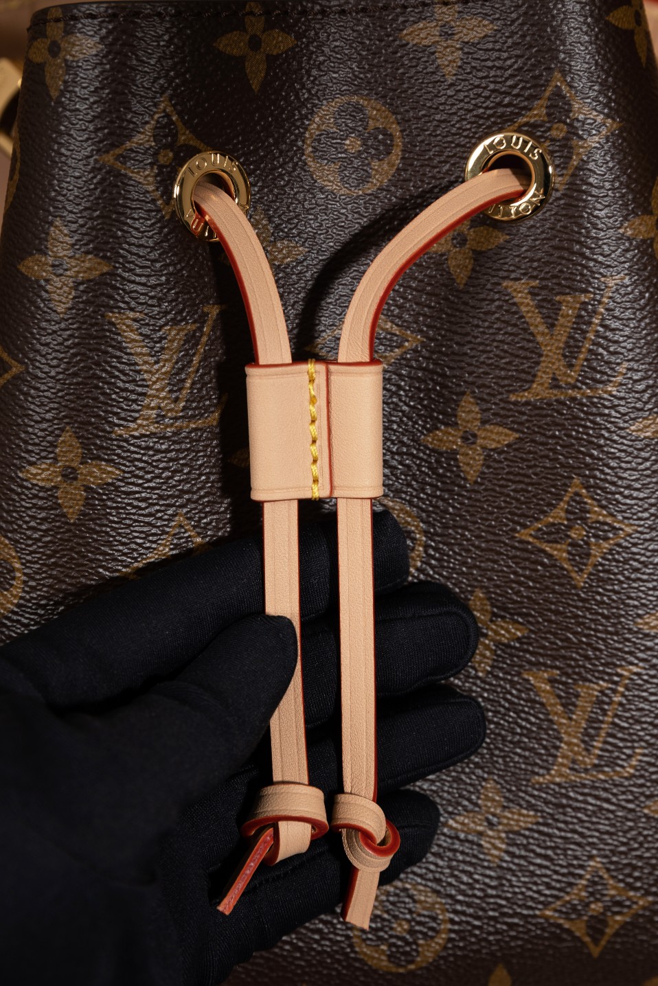 《潮奢 M46581 NÉONOÉ BB 中号手袋:卓越品质,细节之美》
AR 家的 M46581 NÉONOÉ BB 中号手袋独具魅力。
这组图主要展示了高清特写的扣子五金刻字和提手刻字,以及对花部位。五金采用原厂五金纯钢进口材质,钢刻字每个字母都清晰无水波纹,完全符合 ZP 工艺水平,这是独家的优势,市场上无法比拟的渠道五金。
每个细节都原汁原味地搬运了 ZP 的工艺,一到手便是极品。实物更是令人惊艳,散发着无与伦比的魅力。
选择 AR 家的 M46581 NÉONOÉ BB 中号手袋,感受卓越品质与细节之美带来的时尚体验。