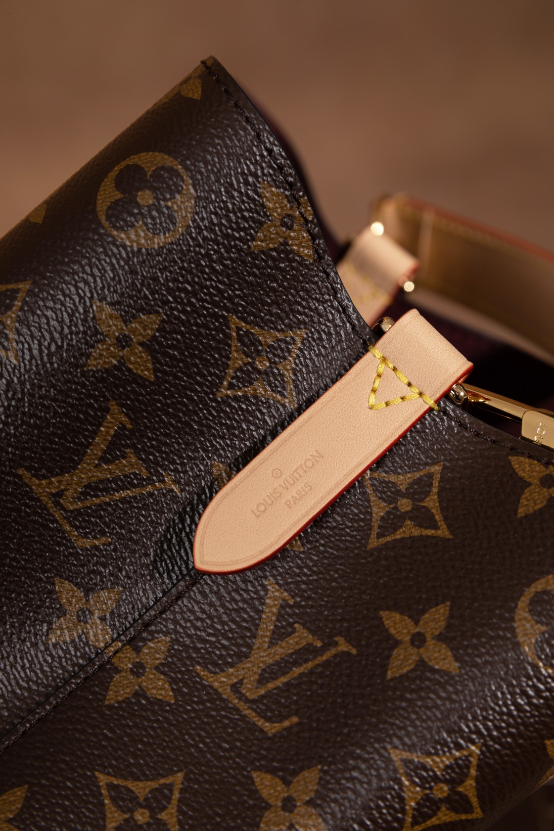 《潮奢 M46581 NÉONOÉ BB 中号手袋:卓越品质,细节之美》
AR 家的 M46581 NÉONOÉ BB 中号手袋独具魅力。
这组图主要展示了高清特写的扣子五金刻字和提手刻字,以及对花部位。五金采用原厂五金纯钢进口材质,钢刻字每个字母都清晰无水波纹,完全符合 ZP 工艺水平,这是独家的优势,市场上无法比拟的渠道五金。
每个细节都原汁原味地搬运了 ZP 的工艺,一到手便是极品。实物更是令人惊艳,散发着无与伦比的魅力。
选择 AR 家的 M46581 NÉONOÉ BB 中号手袋,感受卓越品质与细节之美带来的时尚体验。