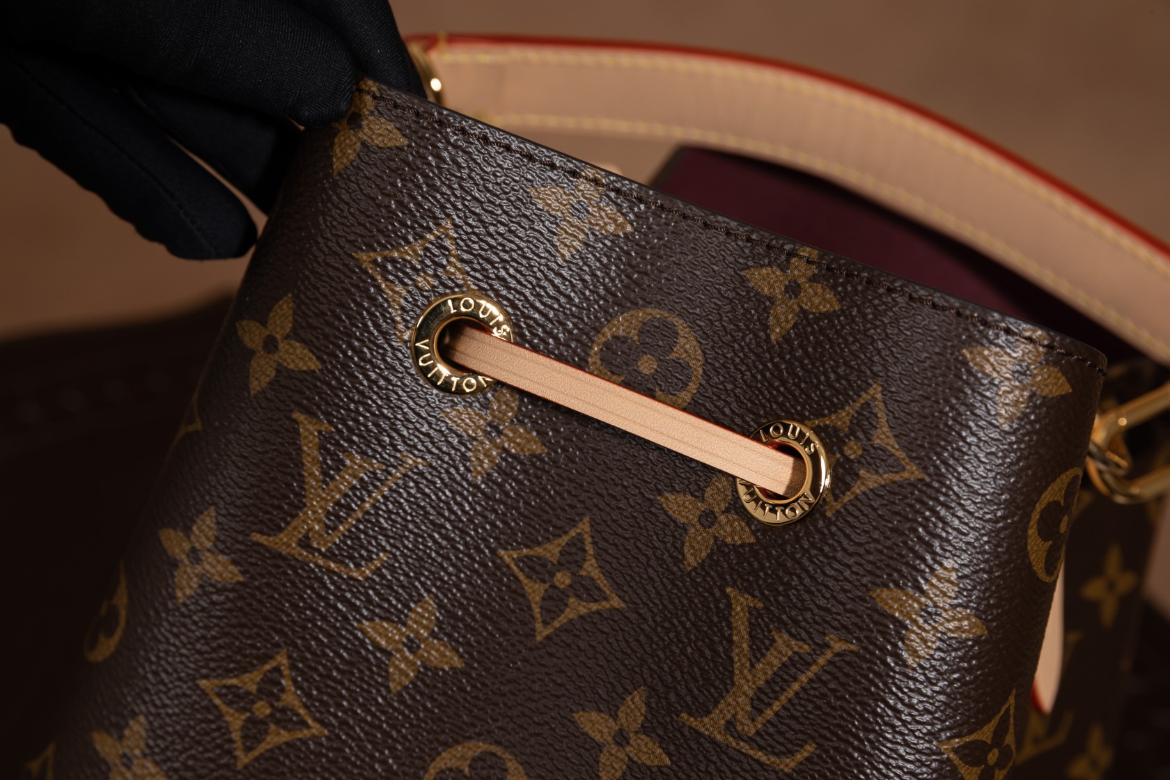 《潮奢 M46581 NÉONOÉ BB 中号手袋:卓越品质,细节之美》
AR 家的 M46581 NÉONOÉ BB 中号手袋独具魅力。
这组图主要展示了高清特写的扣子五金刻字和提手刻字,以及对花部位。五金采用原厂五金纯钢进口材质,钢刻字每个字母都清晰无水波纹,完全符合 ZP 工艺水平,这是独家的优势,市场上无法比拟的渠道五金。
每个细节都原汁原味地搬运了 ZP 的工艺,一到手便是极品。实物更是令人惊艳,散发着无与伦比的魅力。
选择 AR 家的 M46581 NÉONOÉ BB 中号手袋,感受卓越品质与细节之美带来的时尚体验。