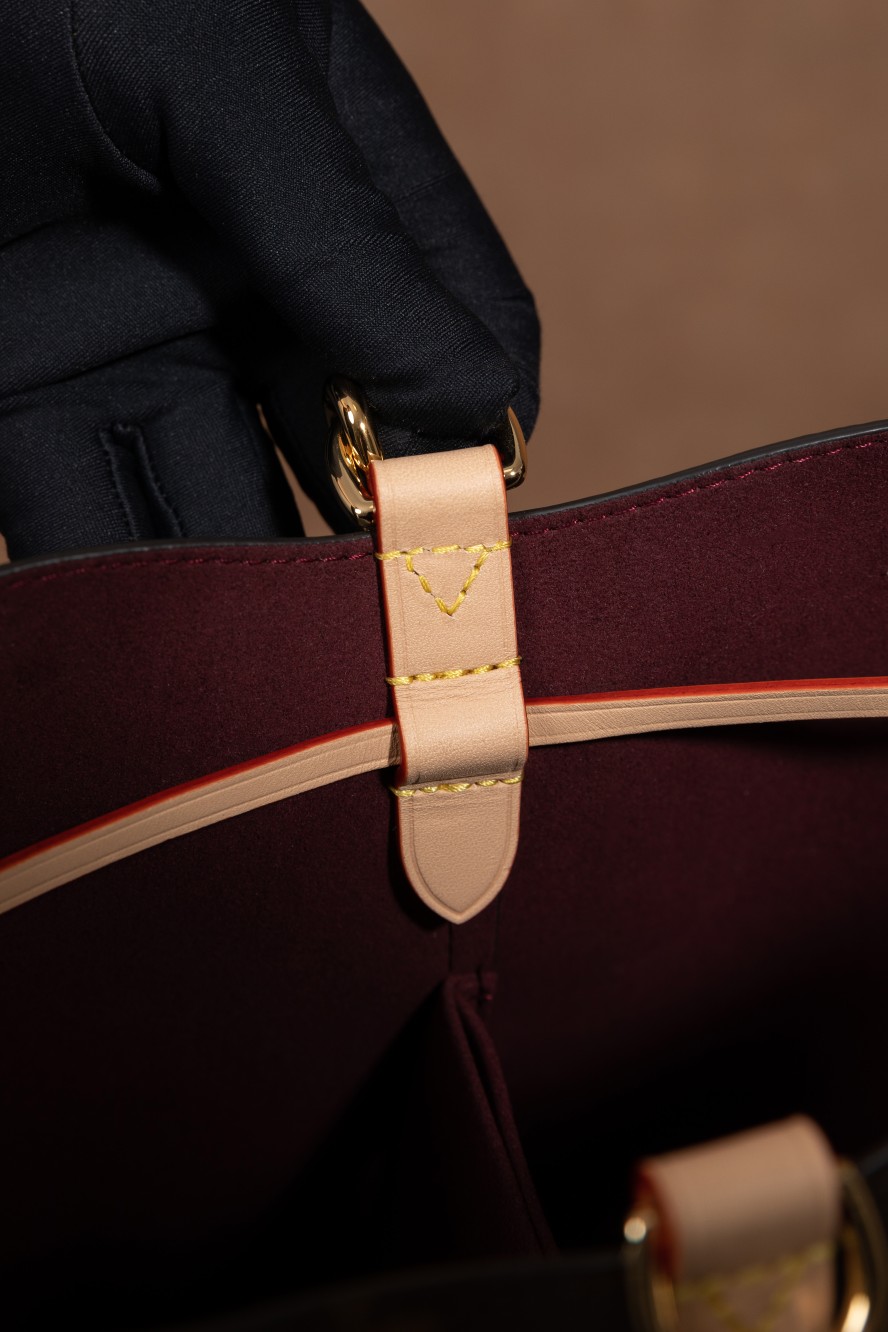 《潮奢 M46581 NÉONOÉ BB 中号手袋:卓越品质,细节之美》
AR 家的 M46581 NÉONOÉ BB 中号手袋独具魅力。
这组图主要展示了高清特写的扣子五金刻字和提手刻字,以及对花部位。五金采用原厂五金纯钢进口材质,钢刻字每个字母都清晰无水波纹,完全符合 ZP 工艺水平,这是独家的优势,市场上无法比拟的渠道五金。
每个细节都原汁原味地搬运了 ZP 的工艺,一到手便是极品。实物更是令人惊艳,散发着无与伦比的魅力。
选择 AR 家的 M46581 NÉONOÉ BB 中号手袋,感受卓越品质与细节之美带来的时尚体验。