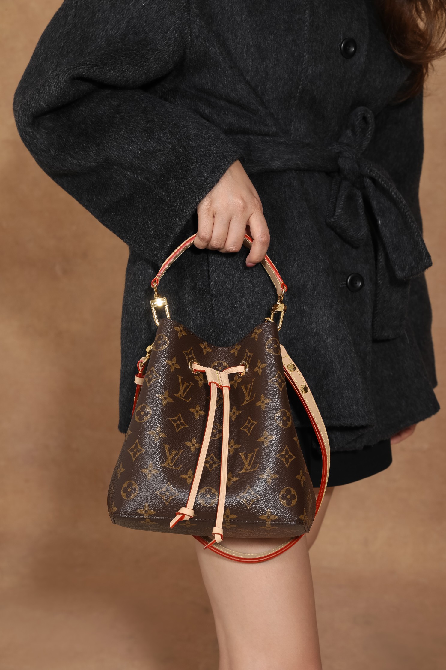 《 潮奢46581 NÉONOÉ BB 中号手袋:时尚上身,魅力绽放》
AR 家的 M46581 NÉONOÉ BB 中号手袋背在身上,时尚感瞬间爆棚。
这款中号手袋尺寸适中,无论是搭配日常休闲装还是正式场合的服饰都非常合适。其独特的设计和精致的工艺,让你在人群中脱颖而出。
当你身着黑色毛呢大衣时,手袋为整体造型增添了一抹优雅与时尚的气息。提手的刻字和扣子五金刻字清晰无水波纹,展现出高品质的工艺水平。对花部位精准无误,每个细节都彰显着品牌的精湛技艺。
在日常出行中,这款手袋可以轻松容纳你的必备物品,同时又不会显得过于沉重。它的实用性与时尚性完美结合,让你无论是逛街、上班还是约会都能成为焦点。
选择 AR 家的 M46581 NÉONOÉ BB 中号手袋,让你的时尚之旅更加精彩。背上它,展现你的个性与魅力,成为众人瞩目的时尚达人。