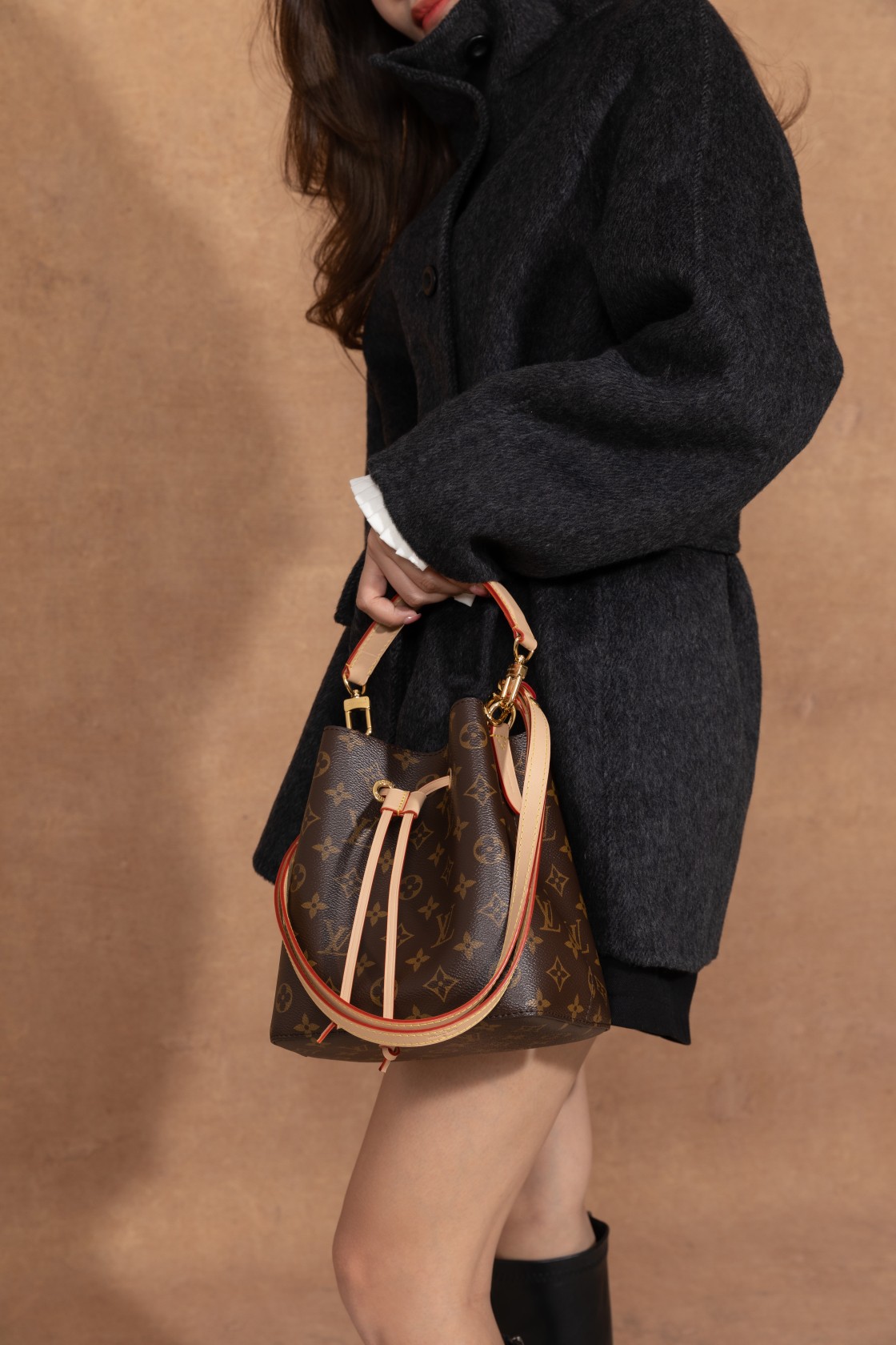 《 潮奢46581 NÉONOÉ BB 中号手袋:时尚上身,魅力绽放》
AR 家的 M46581 NÉONOÉ BB 中号手袋背在身上,时尚感瞬间爆棚。
这款中号手袋尺寸适中,无论是搭配日常休闲装还是正式场合的服饰都非常合适。其独特的设计和精致的工艺,让你在人群中脱颖而出。
当你身着黑色毛呢大衣时,手袋为整体造型增添了一抹优雅与时尚的气息。提手的刻字和扣子五金刻字清晰无水波纹,展现出高品质的工艺水平。对花部位精准无误,每个细节都彰显着品牌的精湛技艺。
在日常出行中,这款手袋可以轻松容纳你的必备物品,同时又不会显得过于沉重。它的实用性与时尚性完美结合,让你无论是逛街、上班还是约会都能成为焦点。
选择 AR 家的 M46581 NÉONOÉ BB 中号手袋,让你的时尚之旅更加精彩。背上它,展现你的个性与魅力,成为众人瞩目的时尚达人。