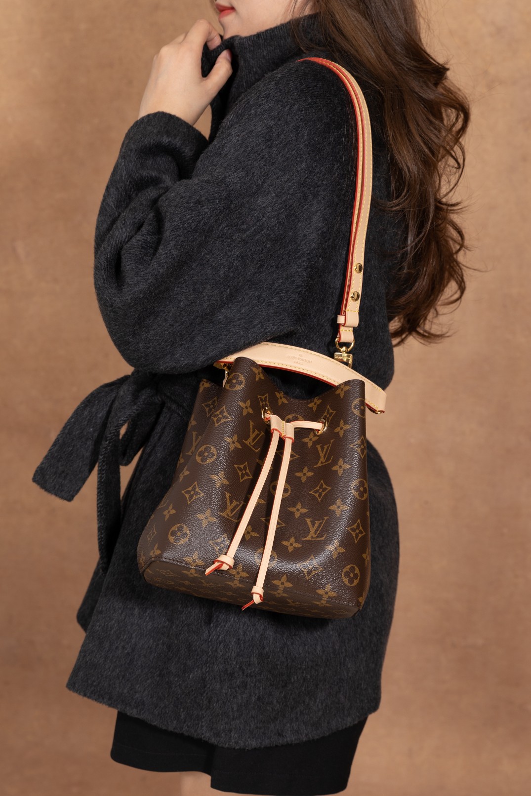 《 潮奢46581 NÉONOÉ BB 中号手袋:时尚上身,魅力绽放》
AR 家的 M46581 NÉONOÉ BB 中号手袋背在身上,时尚感瞬间爆棚。
这款中号手袋尺寸适中,无论是搭配日常休闲装还是正式场合的服饰都非常合适。其独特的设计和精致的工艺,让你在人群中脱颖而出。
当你身着黑色毛呢大衣时,手袋为整体造型增添了一抹优雅与时尚的气息。提手的刻字和扣子五金刻字清晰无水波纹,展现出高品质的工艺水平。对花部位精准无误,每个细节都彰显着品牌的精湛技艺。
在日常出行中,这款手袋可以轻松容纳你的必备物品,同时又不会显得过于沉重。它的实用性与时尚性完美结合,让你无论是逛街、上班还是约会都能成为焦点。
选择 AR 家的 M46581 NÉONOÉ BB 中号手袋,让你的时尚之旅更加精彩。背上它,展现你的个性与魅力,成为众人瞩目的时尚达人。