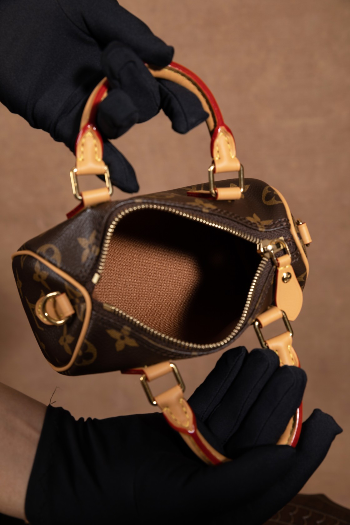 ◼︎细节分享
新版Nano speedy 肩带是可以拆卸调节的 比较灵活 使用更便捷
独家渠道欧洲原厂皮组装的尾单 第一批数量不多 
完美独家高清实拍图 绝对对版正品 全网唯一对版的渠道货 尺寸：16 x 10 x 7.5 厘米