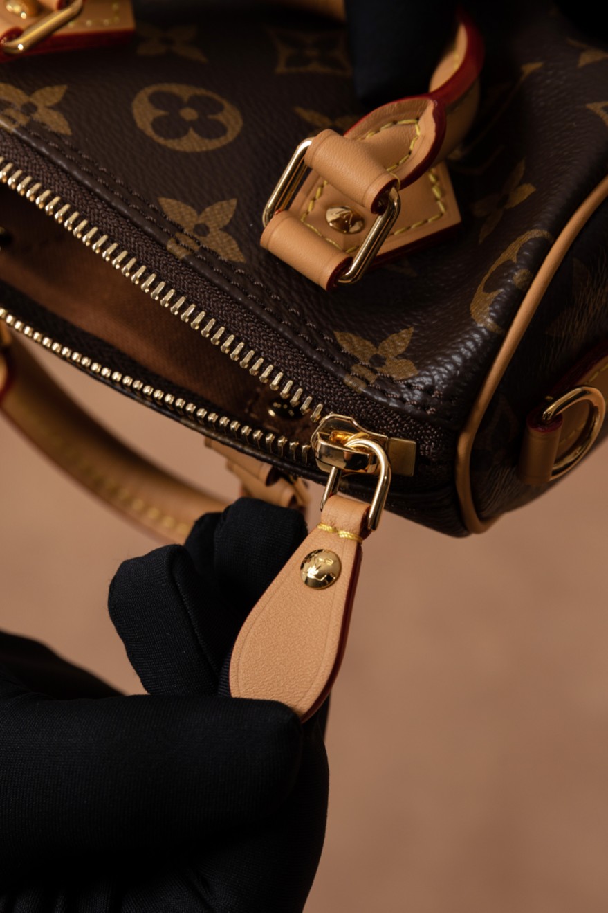 ◼︎细节分享
新版Nano speedy 肩带是可以拆卸调节的 比较灵活 使用更便捷
独家渠道欧洲原厂皮组装的尾单 第一批数量不多 
完美独家高清实拍图 绝对对版正品 全网唯一对版的渠道货 尺寸：16 x 10 x 7.5 厘米