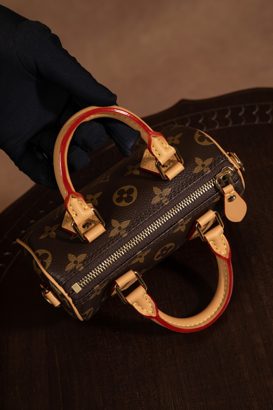 ◼︎细节分享
新版Nano speedy 肩带是可以拆卸调节的 比较灵活 使用更便捷
独家渠道欧洲原厂皮组装的尾单 第一批数量不多 
完美独家高清实拍图 绝对对版正品 全网唯一对版的渠道货 尺寸：16 x 10 x 7.5 厘米