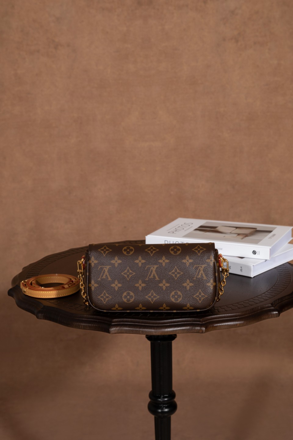  7代渠道面料《潮奢𝐖𝐀𝐋𝐋𝐄𝐓 𝐎𝐍 𝐂𝐇𝐀𝐈𝐍 𝐈𝐕𝐘 #M81911#：时尚魅力，爆款之选》
 
AR 家的 𝐖𝐀𝐋𝐋𝐄𝐓 𝐎𝐍 𝐂𝐇𝐀𝐈𝐍 𝐈𝐕𝐘 #M81911#令人瞩目。
 
▪️尺寸为 23.5124.3cm▪️，暮然回首，它又是一款大爆款法宝系列。𝐋𝐯𝐲 𝐰𝐨𝐜 精致小时髦款，设计造型简直就是 yyds。配双链条设计，可单肩可斜挎，多种精致时髦元素搭配，是春夏秋冬四季的必搭品。
 
在颜值上，它一整个惊艳，堪称天花板设计。无论是搭配清新的春装、凉爽的夏装、温暖的秋装还是厚重的冬装，这款包包都能为你的造型增添独特的魅力。
 
选择 AR 家的 𝐖𝐀𝐋𝐋𝐄𝐓 𝐎𝐍 𝐂𝐇𝐀𝐈𝐍 𝐈𝐕𝐘 #M81911#，开启时尚之旅，展现个性魅力。