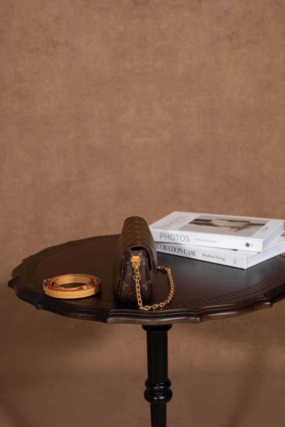  7代渠道面料《潮奢𝐖𝐀𝐋𝐋𝐄𝐓 𝐎𝐍 𝐂𝐇𝐀𝐈𝐍 𝐈𝐕𝐘 #M81911#：时尚魅力，爆款之选》
 
AR 家的 𝐖𝐀𝐋𝐋𝐄𝐓 𝐎𝐍 𝐂𝐇𝐀𝐈𝐍 𝐈𝐕𝐘 #M81911#令人瞩目。
 
▪️尺寸为 23.5124.3cm▪️，暮然回首，它又是一款大爆款法宝系列。𝐋𝐯𝐲 𝐰𝐨𝐜 精致小时髦款，设计造型简直就是 yyds。配双链条设计，可单肩可斜挎，多种精致时髦元素搭配，是春夏秋冬四季的必搭品。
 
在颜值上，它一整个惊艳，堪称天花板设计。无论是搭配清新的春装、凉爽的夏装、温暖的秋装还是厚重的冬装，这款包包都能为你的造型增添独特的魅力。
 
选择 AR 家的 𝐖𝐀𝐋𝐋𝐄𝐓 𝐎𝐍 𝐂𝐇𝐀𝐈𝐍 𝐈𝐕𝐘 #M81911#，开启时尚之旅，展现个性魅力。