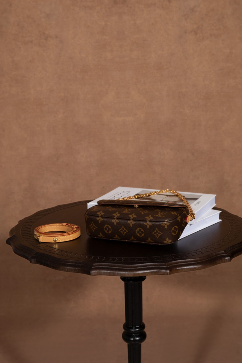  7代渠道面料《潮奢𝐖𝐀𝐋𝐋𝐄𝐓 𝐎𝐍 𝐂𝐇𝐀𝐈𝐍 𝐈𝐕𝐘 #M81911#：时尚魅力，爆款之选》
 
AR 家的 𝐖𝐀𝐋𝐋𝐄𝐓 𝐎𝐍 𝐂𝐇𝐀𝐈𝐍 𝐈𝐕𝐘 #M81911#令人瞩目。
 
▪️尺寸为 23.5124.3cm▪️，暮然回首，它又是一款大爆款法宝系列。𝐋𝐯𝐲 𝐰𝐨𝐜 精致小时髦款，设计造型简直就是 yyds。配双链条设计，可单肩可斜挎，多种精致时髦元素搭配，是春夏秋冬四季的必搭品。
 
在颜值上，它一整个惊艳，堪称天花板设计。无论是搭配清新的春装、凉爽的夏装、温暖的秋装还是厚重的冬装，这款包包都能为你的造型增添独特的魅力。
 
选择 AR 家的 𝐖𝐀𝐋𝐋𝐄𝐓 𝐎𝐍 𝐂𝐇𝐀𝐈𝐍 𝐈𝐕𝐘 #M81911#，开启时尚之旅，展现个性魅力。