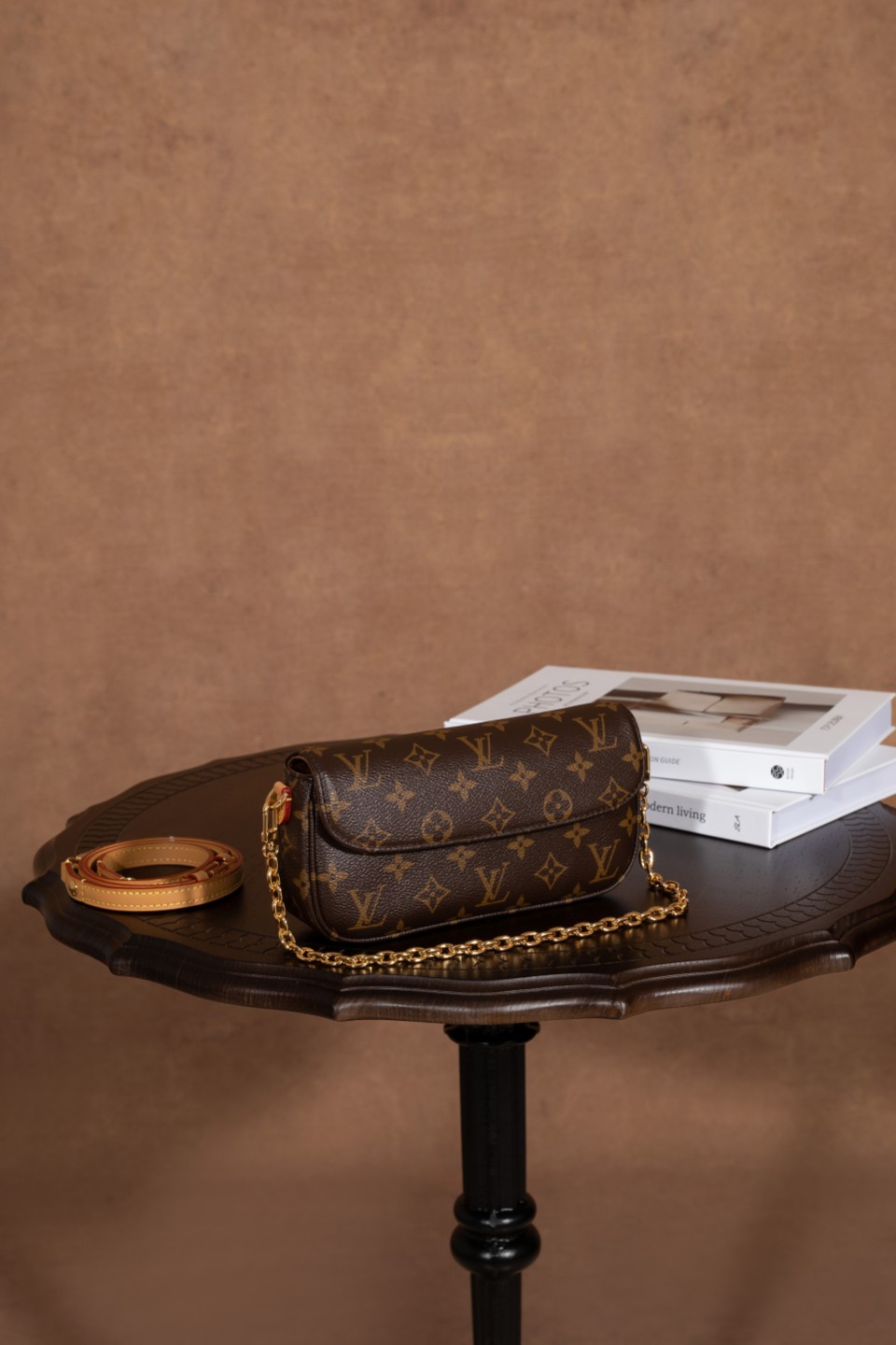  7代渠道面料《潮奢𝐖𝐀𝐋𝐋𝐄𝐓 𝐎𝐍 𝐂𝐇𝐀𝐈𝐍 𝐈𝐕𝐘 #M81911#：时尚魅力，爆款之选》
 
AR 家的 𝐖𝐀𝐋𝐋𝐄𝐓 𝐎𝐍 𝐂𝐇𝐀𝐈𝐍 𝐈𝐕𝐘 #M81911#令人瞩目。
 
▪️尺寸为 23.5124.3cm▪️，暮然回首，它又是一款大爆款法宝系列。𝐋𝐯𝐲 𝐰𝐨𝐜 精致小时髦款，设计造型简直就是 yyds。配双链条设计，可单肩可斜挎，多种精致时髦元素搭配，是春夏秋冬四季的必搭品。
 
在颜值上，它一整个惊艳，堪称天花板设计。无论是搭配清新的春装、凉爽的夏装、温暖的秋装还是厚重的冬装，这款包包都能为你的造型增添独特的魅力。
 
选择 AR 家的 𝐖𝐀𝐋𝐋𝐄𝐓 𝐎𝐍 𝐂𝐇𝐀𝐈𝐍 𝐈𝐕𝐘 #M81911#，开启时尚之旅，展现个性魅力。