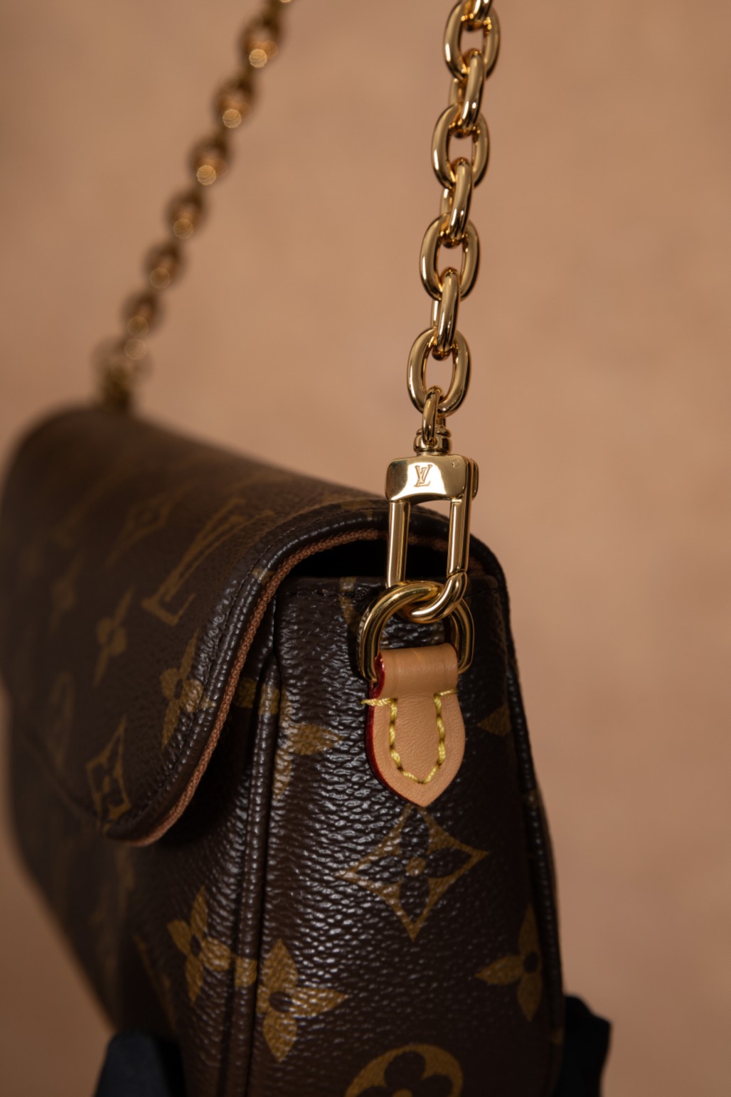  7代渠道面料《潮奢𝐖𝐀𝐋𝐋𝐄𝐓 𝐎𝐍 𝐂𝐇𝐀𝐈𝐍 𝐈𝐕𝐘 #M81911#：时尚魅力，爆款之选》
 
AR 家的 𝐖𝐀𝐋𝐋𝐄𝐓 𝐎𝐍 𝐂𝐇𝐀𝐈𝐍 𝐈𝐕𝐘 #M81911#令人瞩目。
 
▪️尺寸为 23.5124.3cm▪️，暮然回首，它又是一款大爆款法宝系列。𝐋𝐯𝐲 𝐰𝐨𝐜 精致小时髦款，设计造型简直就是 yyds。配双链条设计，可单肩可斜挎，多种精致时髦元素搭配，是春夏秋冬四季的必搭品。
 
在颜值上，它一整个惊艳，堪称天花板设计。无论是搭配清新的春装、凉爽的夏装、温暖的秋装还是厚重的冬装，这款包包都能为你的造型增添独特的魅力。
 
选择 AR 家的 𝐖𝐀𝐋𝐋𝐄𝐓 𝐎𝐍 𝐂𝐇𝐀𝐈𝐍 𝐈𝐕𝐘 #M81911#，开启时尚之旅，展现个性魅力。