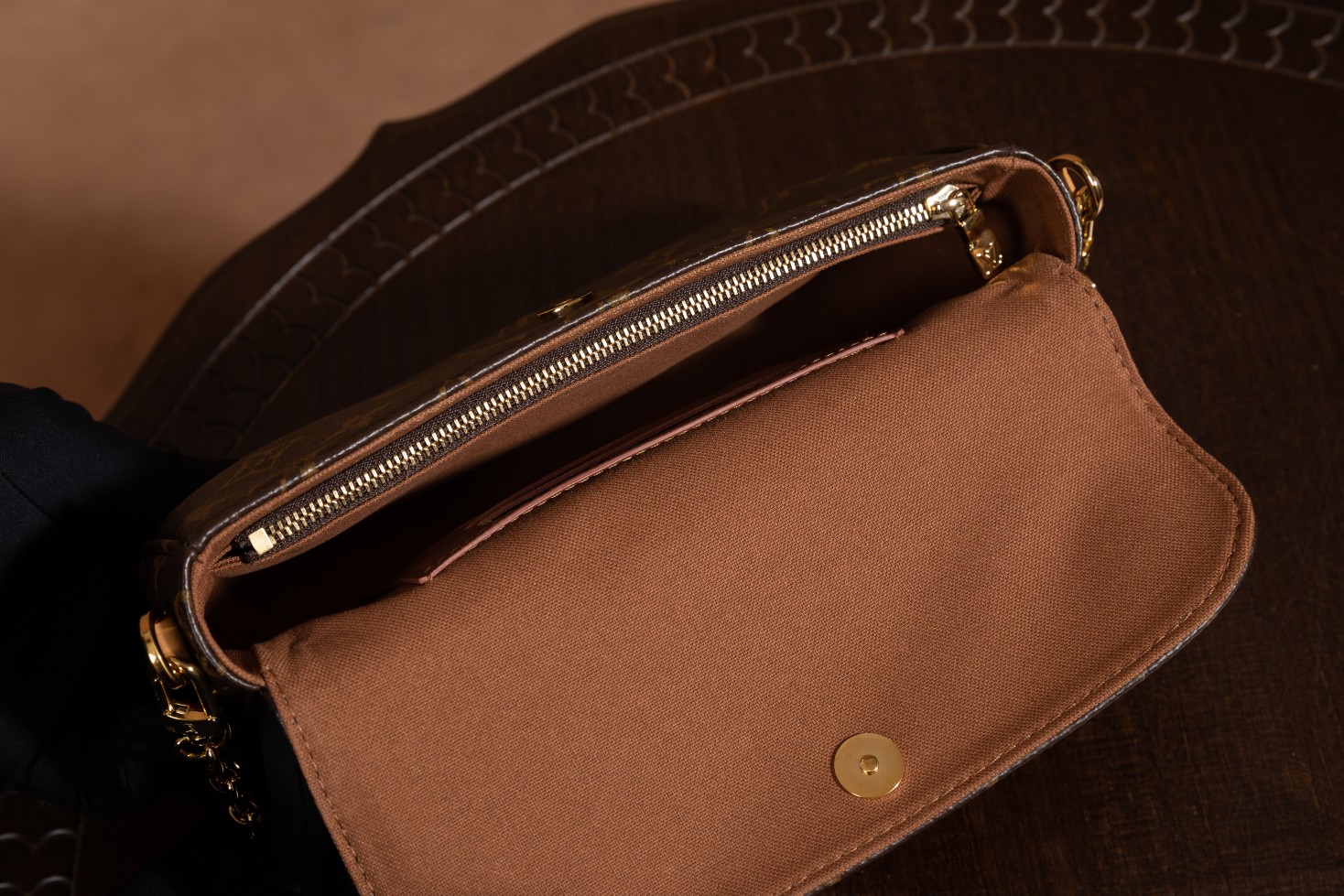 𝐖𝐀𝐋𝐋𝐄𝐓 𝐎𝐍 𝐂𝐇𝐀𝐈𝐍 𝐈𝐕𝐘 #M81911#潮奢渠道货
➰细节处理 每一次都是精湛技术➰