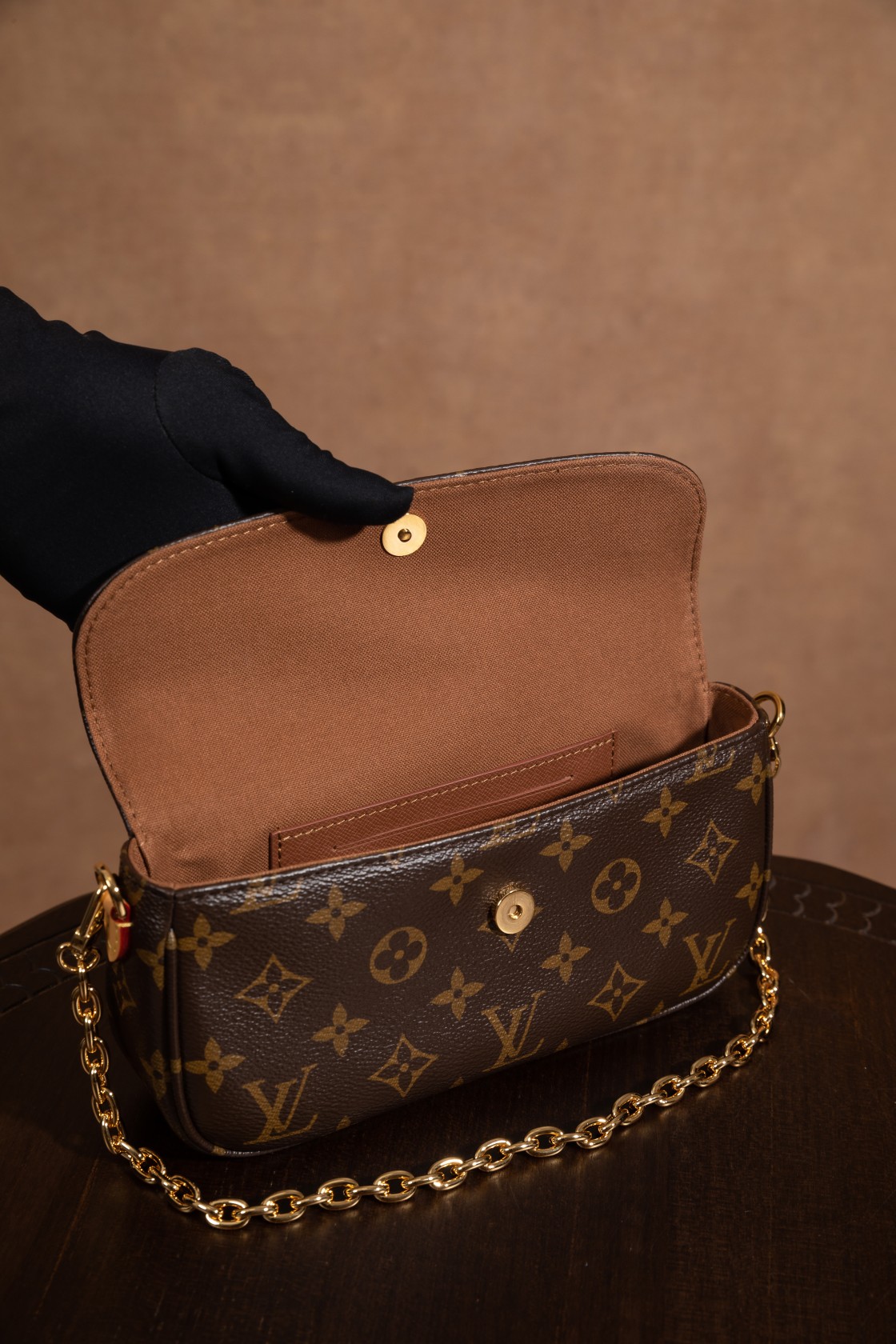 𝐖𝐀𝐋𝐋𝐄𝐓 𝐎𝐍 𝐂𝐇𝐀𝐈𝐍 𝐈𝐕𝐘 #M81911#潮奢渠道货
➰细节处理 每一次都是精湛技术➰