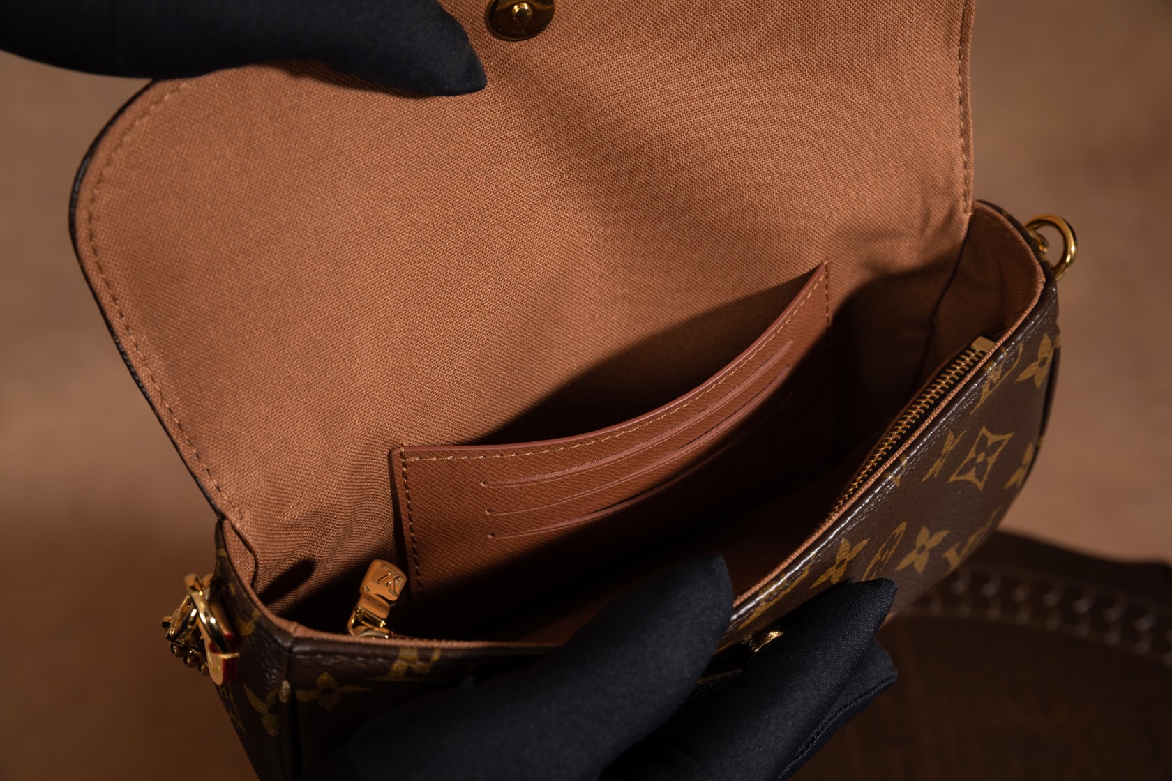 𝐖𝐀𝐋𝐋𝐄𝐓 𝐎𝐍 𝐂𝐇𝐀𝐈𝐍 𝐈𝐕𝐘 #M81911#潮奢渠道货
➰细节处理 每一次都是精湛技术➰