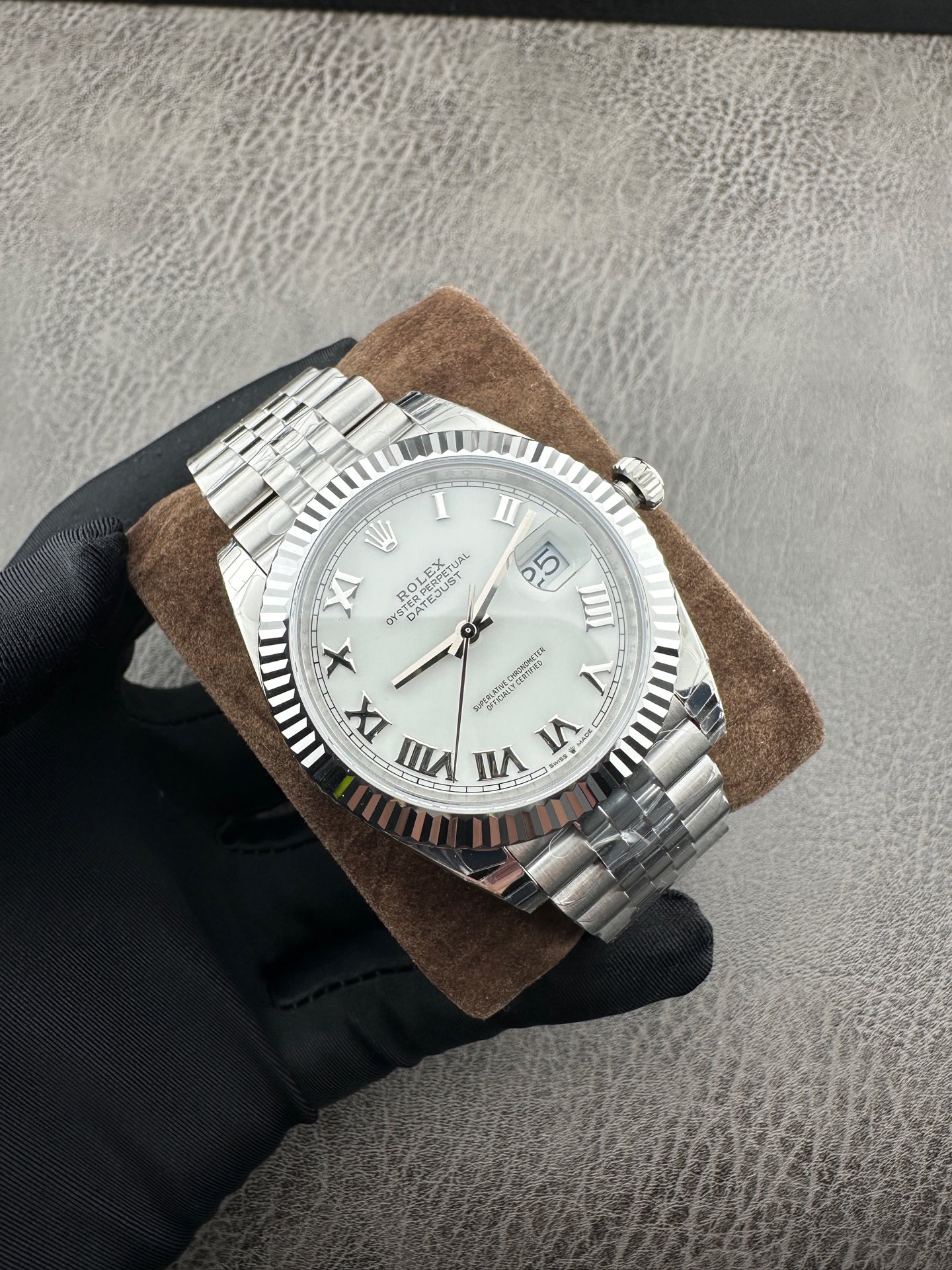 NO:602184,VS Factory’s pinnacle masterpiece | The Rolex Datejust 41MM replica watch makes its grand debut. The Rolex Datejust 41MM series, a sincere work made by VS Factory with great dedication and deep cultivation of replica craftsmanship, pays tribute to the classics with the top level in the market, setting off a craze in the watch circle!  1:1 replica of the original, authentic and powerful product. From details to performance, the essence of the original is fully reproduced. On-site PK comparison is welcome, and the quality is not afraid of inspection!  Five core highlights define a new level of replicas: 1. Synchronized Swiss luminous technology, the letters and hands adopt the original homologous luminous technology, which lights up brightly and evenly at night, restoring the authentic luminous effect. 2. 904L fine steel comfort upgrade The entire watch is equipped with 904L medical grade stainless steel, the case is ergonomically optimized, and the curved lugs fit all kinds of wrist circumferences, making it stress-free for business commuting all day long; the strap is a 1:1 replica of the original, with textures and interface details perfectly restored. 3.  7 original-grade dials are available with high-cost genuine-grade substitute surfaces. The pot-lid-shaped dial has a precise curvature, and is equipped with Swiss original standard luminous nails and hands. The exterior and interior are the same and exquisite. 4. VS exclusive integrated movement is exclusively customized with Dandong movement. The appearance parts are exactly the same as the genuine ones. The travel time error is strictly controlled within the standard. The kinetic energy reserve exceeds 72 hours, making it stable and durable. 5.  The details are meticulously crafted, the printed fonts on the calendar are clear and regular, and the structural design follows professional watch standards. Every detail demonstrates the craftsmanship attitude. Endorsed by the craftsmanship of the VS factory, the first choice for business watches. Reproduce classics with extreme craftsmanship and conquer watch friends with hard-core quality. Look for the exclusive quality of VS. This ultra-high-quality log watch is worthy of collection by everyone who knows watches!  We sincerely invite all friends to taste and purchase!  ,,rolex19860909VS Factory 巅峰力作｜劳力士日志41MM复刻表重磅登场 年VS工厂倾力巨献,深耕复刻工艺的诚意之作——劳力士Rolex日志41MM系列,以市场顶级水准致敬经典,引爆腕表圈热潮！ 原装1:1复刻,实力叫板正品 从细节到性能,全面复刻原装精髓,欢迎现场PK对比,品质无惧检验！ 五大核心亮点,定义复刻新高度 1. 同步瑞士夜光工艺字面与指针采用原版同源夜光技术,夜间点亮明亮均匀,还原正品级夜光效果. 2. 904L精钢舒适升级全表搭载904L医用级精钢,表壳经人体工学优化,弧形表耳贴合各类腕围,商务通勤全天候佩戴无压力；表带与正品1:1复刻,纹路、接口细节完美还原. 3. 7款原装级字面可选选用高成本正品级代用表面,锅盖形表盘弧度精准,搭配瑞士原装标准夜光字钉与表针,表里如一尽显精致. 4. VS独家一体机芯独家定制丹东机芯,外观零件与正品完全一致,走时误差严控标准内,动能储备超72小时,稳定耐用. 5. 细节精雕细琢日历印刷字体清晰规整,结构设计遵循专业腕表规范,每一处细节都彰显匠工态度. VS工厂匠心背书,商务腕表首选 以极致工艺复刻经典,用硬核品质征服表友.认准VS独家品质,这款超高品质日志腕表,值得每位懂表之人珍藏！诚邀各位表友品鉴选购！,,rolex,Watch