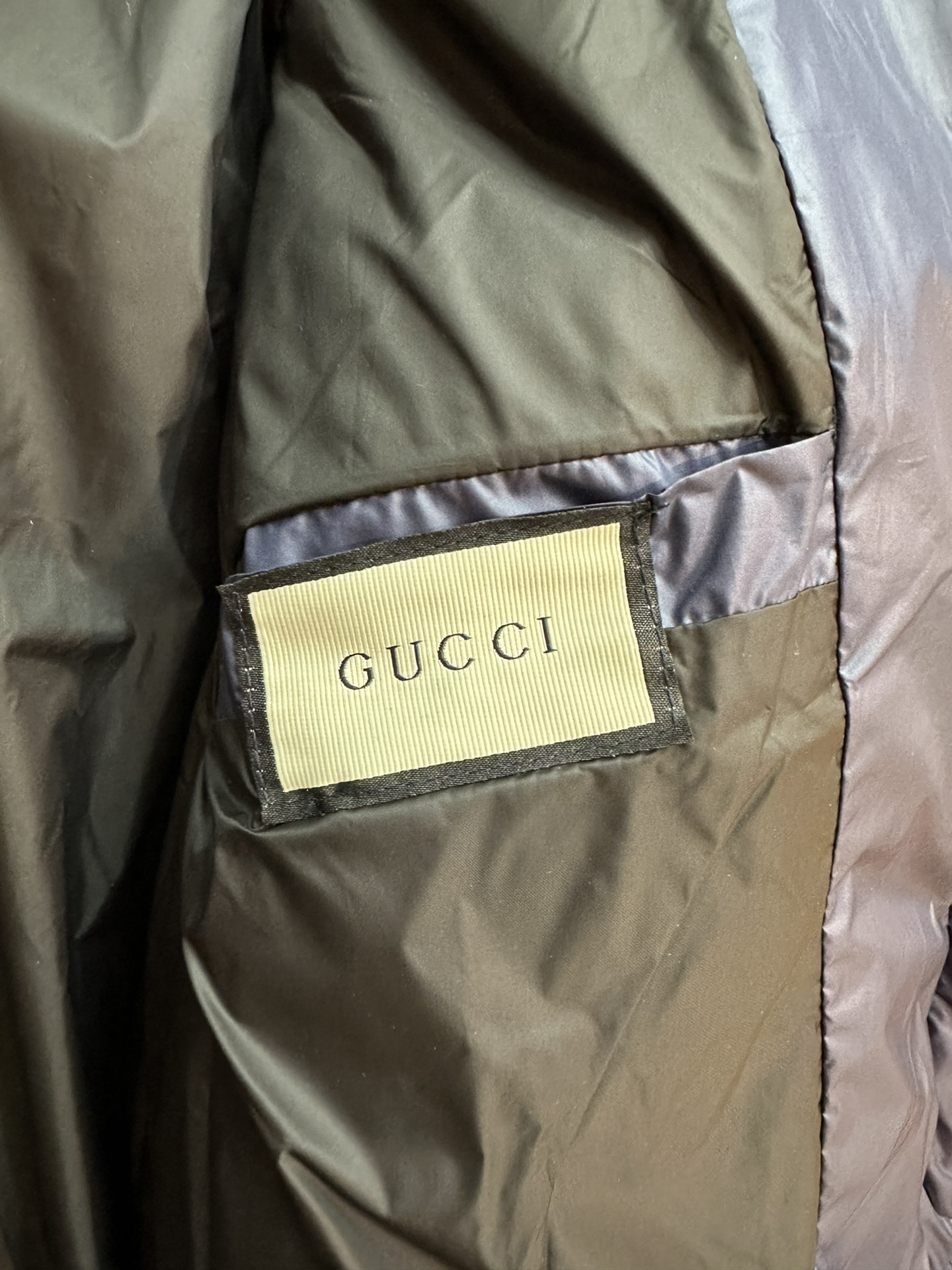 Gucci2024新款亮面羽绒服连帽外套原版开发全套五金辅料配件采用进口国产90白鹅绒超高充绒量廓形设计