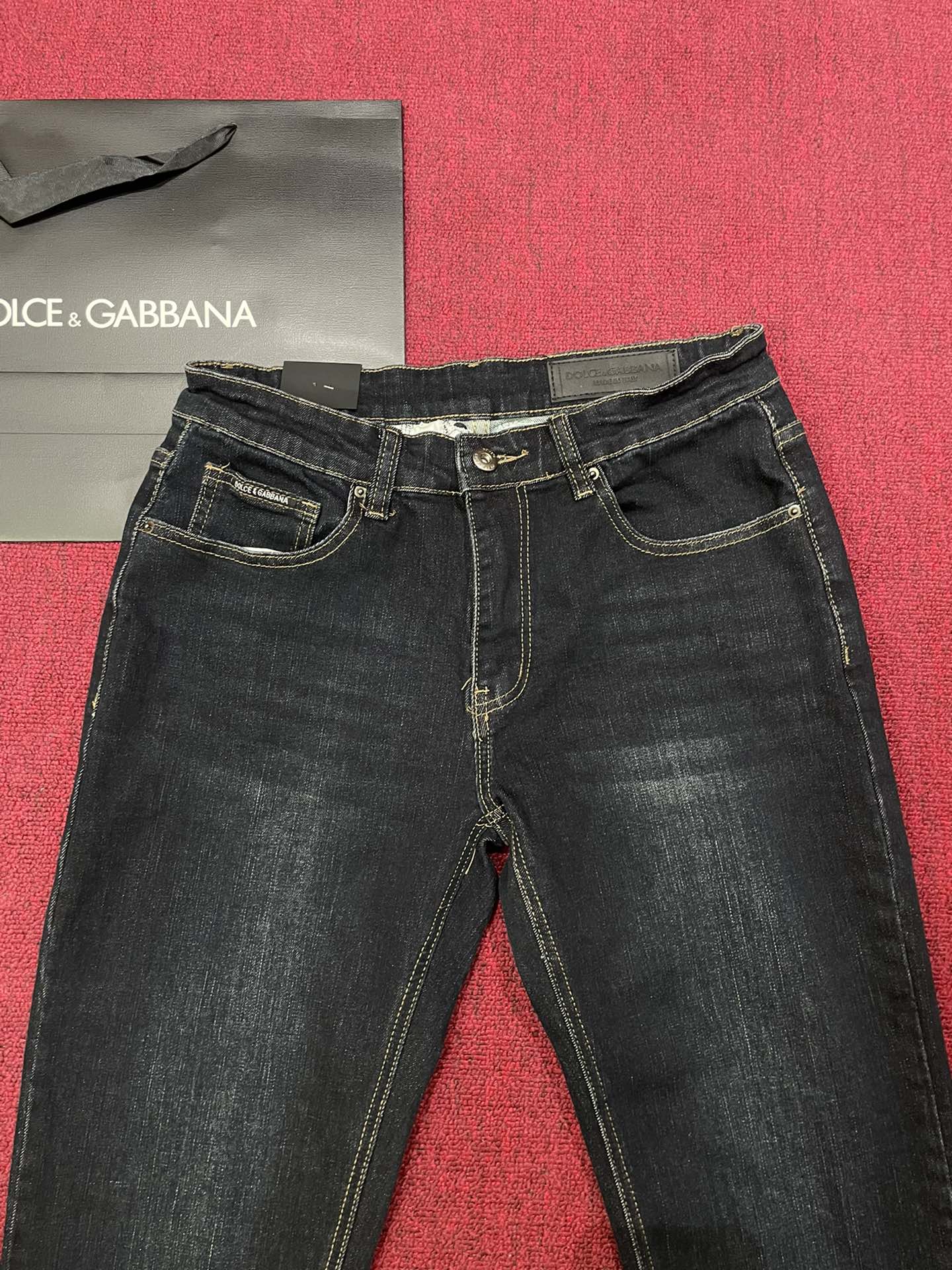 DOLCE & GABBANA Men's Slim Fit Dark Blue Jeans with Metal Logo Patch 3 i1728829574 1457 7