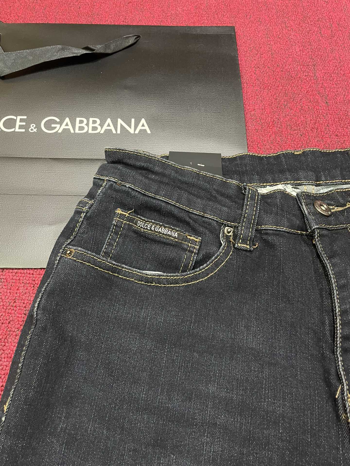 DOLCE & GABBANA Men's Slim Fit Dark Blue Jeans with Metal Logo Patch 4 i1728829574 8115 0