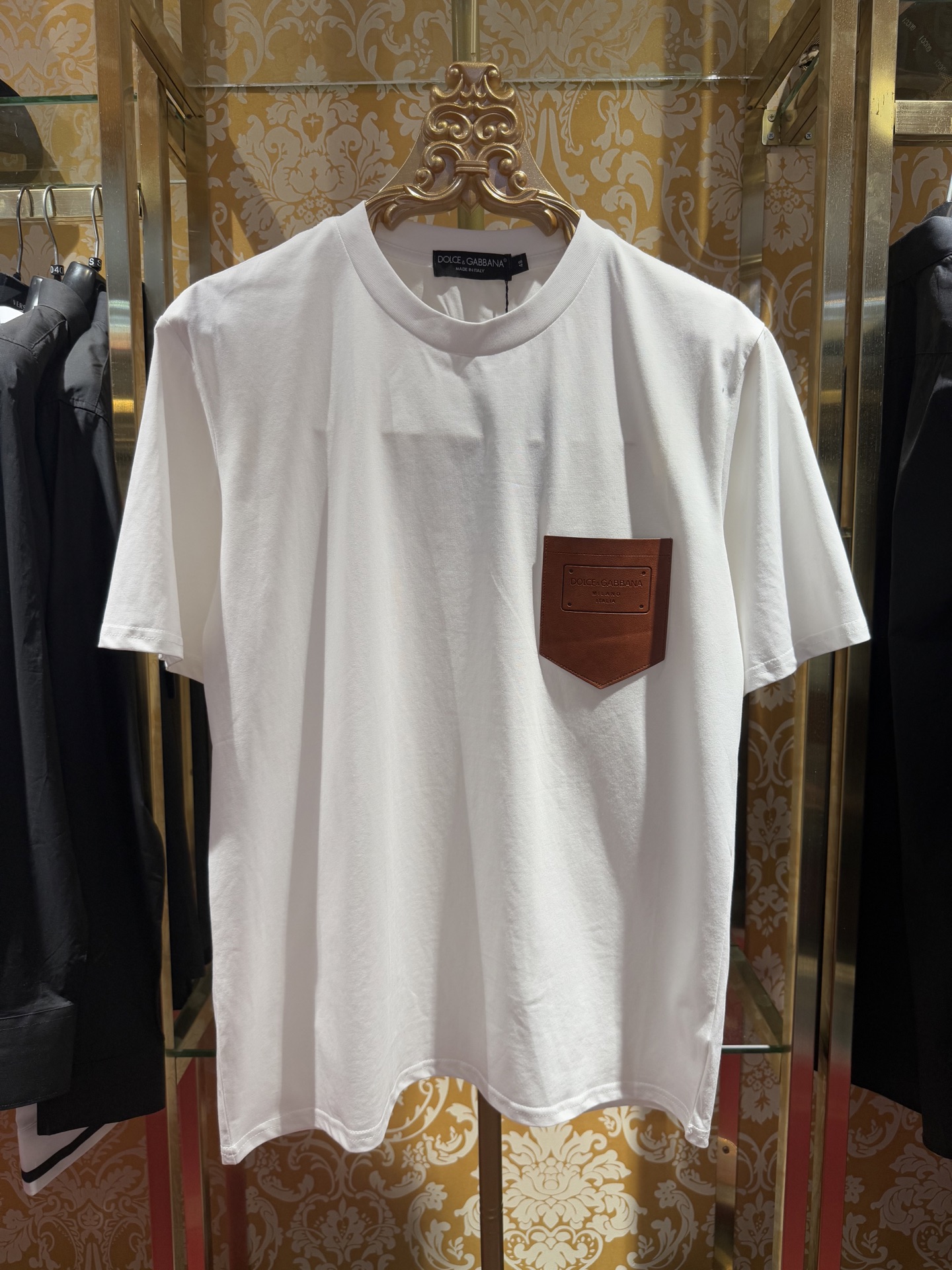 NO:123912,& 2025/ss latest T-shirt DG round neck leather pocket 230g pure cotton imperial cotton plaiding and dyeing is not a double yarn fabric for the market. Different from the market goods. The feel is very soft and comfortable to wear in summer. Simple and fashionable. The upper body looks very good. Counter synchronization. Men and women are the same. Slim fit style. Color white/black/brown. Number of 46-52.,Dolce&Gabbana,tees, t-shirt,alexander wang19860909& 2025/ss最新款T恤 DG圆领拼皮口袋 230克纯棉御品棉订织订染 不是市场的双纱面料 区别市场货 手感特别柔软夏天穿非常舒服 简单时尚永不过时 上身超好看 专柜同步 男女同款 修身版型 颜色 白/黑 /棕 码数46-52,,Dolce&Gabbana,tees，t-shirt,alexander wang,Men's clothing