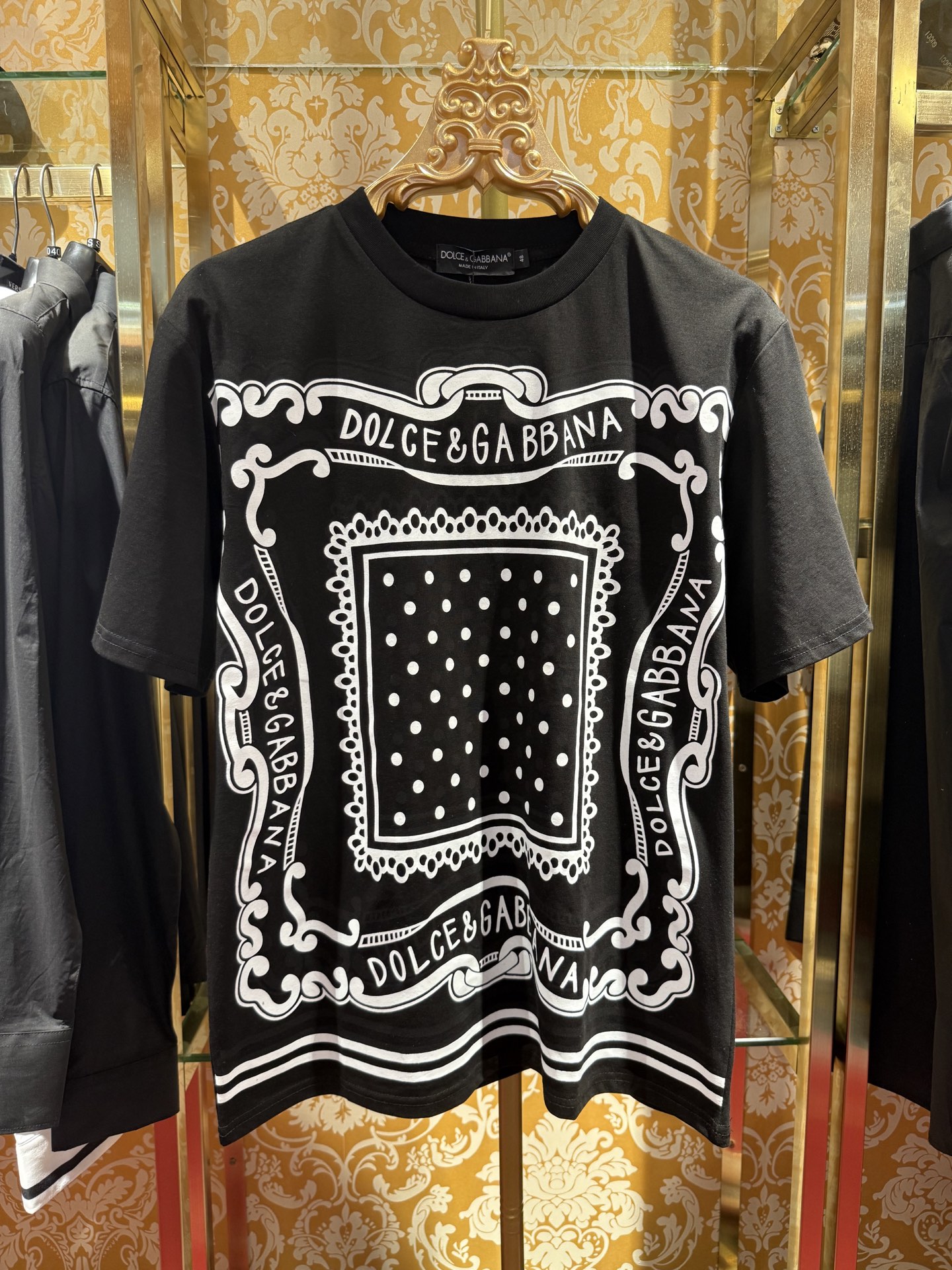 NO:123915,& 2025/ss latest T-shirt DG round neck high-definition printing 230g pure cotton imperial cotton plait woven and dyeing is not a double yarn fabric for the market. Different from the market. The feel is particularly soft and comfortable to wear in summer. Simple and fashionable. The upper body looks very good. Counter synchronization. Men and women are the same. Slim fit style. Color white/black. Number of 46-52.,Dolce&Gabbana,tees, t-shirt,alexander wang.19860909& 2025/ss最新款T恤 DG圆领高清印花 230克纯棉御品棉订织订染 不是市场的双纱面料 区别市场货 手感特别柔软夏天穿非常舒服 简单时尚永不过时 上身超好看 专柜同步 男女同款 修身版型 颜色 白/黑 码数46-52,,Dolce&Gabbana,tees，t-shirt,alexander wang,Men's clothing