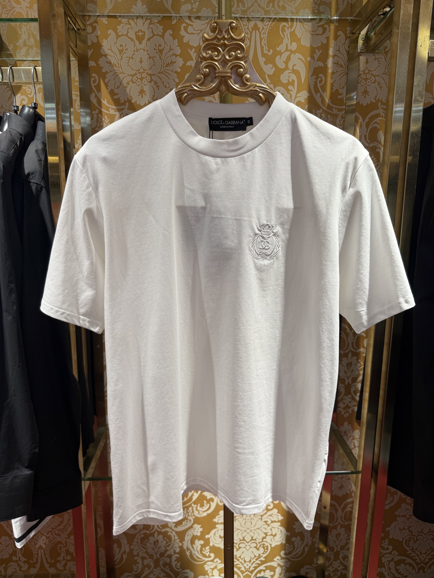 NO:123890,& 2025/ss latest T-shirt DG round neck embroidery style 230g pure cotton imperial cotton plait woven dyeing is not a double yarn fabric for the market. Different from the market goods. The feel is very soft and comfortable to wear in summer. Simple and fashionable. The upper body looks very good. Counter synchronization. Men and women are the same. Slim fit style. Color white/black/red/green. Number of 46-52.,Dolce&Gabbana,tees, t-shirt,alexander wang19860909& 2025/ss最新款T恤 DG圆领刺绣款 230克纯棉御品棉订织订染 不是市场的双纱面料 区别市场货 手感特别柔软夏天穿非常舒服 简单时尚永不过时 上身超好看 专柜同步 男女同款 修身版型 颜色 白/黑/红/绿 码数46-52,,Dolce&Gabbana,tees，t-shirt,alexander wang,Men's clothing