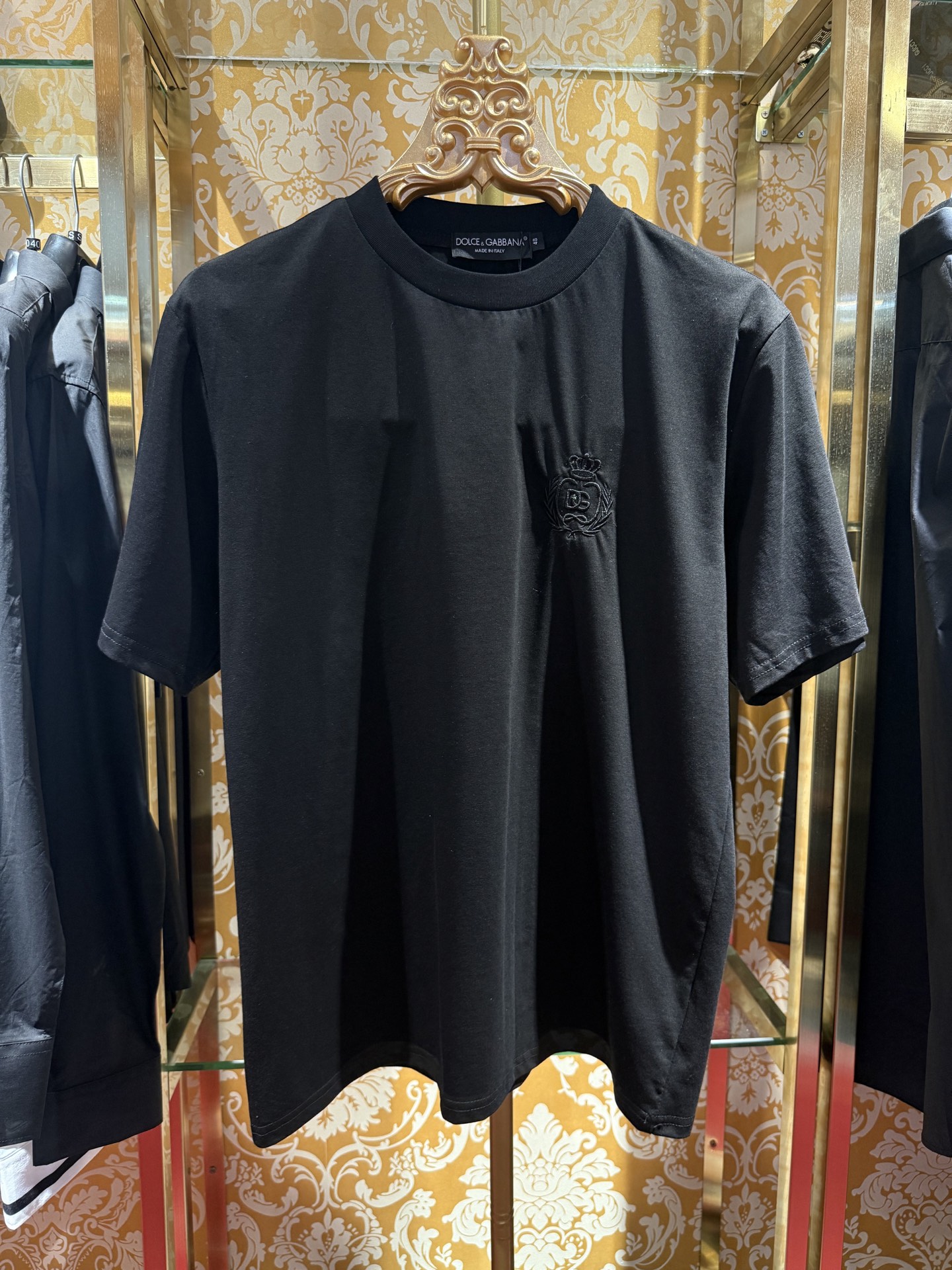 NO:123893,& 2025/ss latest T-shirt DG round neck embroidery 230g pure cotton imperial cotton plait woven dyeing is not a double yarn fabric for the market. Different from the market goods. The feel is particularly soft and comfortable to wear in summer. Simple and fashionable. The upper body is super good-looking. Counter synchronization. Men and women are the same. Slim fit style. Color white/black/red/green. Number of 46-52, Dolce&Gabbana,tees, t-shirt,alexander wang19860909& 2025/ss最新款T恤 DG圆领刺绣 230克纯棉御品棉订织订染 不是市场的双纱面料 区别市场货 手感特别柔软夏天穿非常舒服 简单时尚永不过时 上身超好看 专柜同步 男女同款 修身版型 颜色 白/黑 /红/绿 码数46-52,,Dolce&Gabbana,tees，t-shirt,alexander wang,Men's clothing