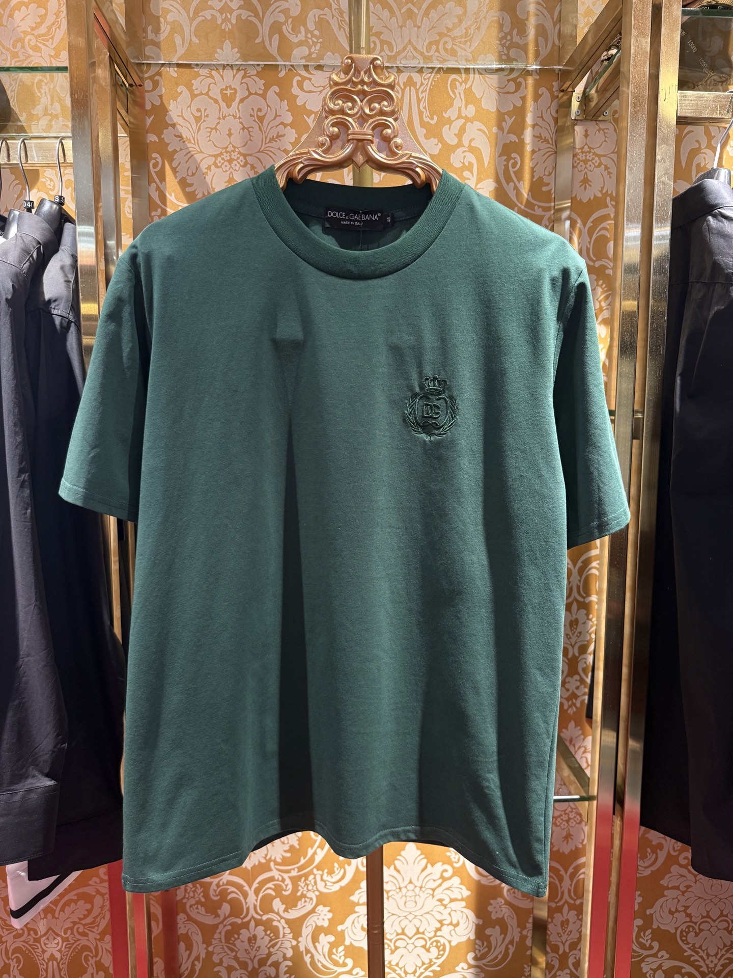 NO:123896,& 2025/ss latest T-shirt DG round neck embroidery style 230g pure cotton imperial cotton plait woven dyeing is not a double yarn fabric for the market. Different from the market goods. The feel is very soft and comfortable to wear in summer. Simple and fashionable. The upper body looks very good. Counter synchronization. Men and women are the same. Slim fit style. Color white/black/red/green, Dolce&Gabbana,tees, t-shirt,alexander wang19860909& 2025/ss最新款T恤 DG圆领刺绣款 230克纯棉御品棉订织订染 不是市场的双纱面料 区别市场货 手感特别柔软夏天穿非常舒服 简单时尚永不过时 上身超好看 专柜同步 男女同款 修身版型 颜色 白/黑/红/绿,,Dolce&Gabbana,tees，t-shirt,alexander wang,Men's clothing