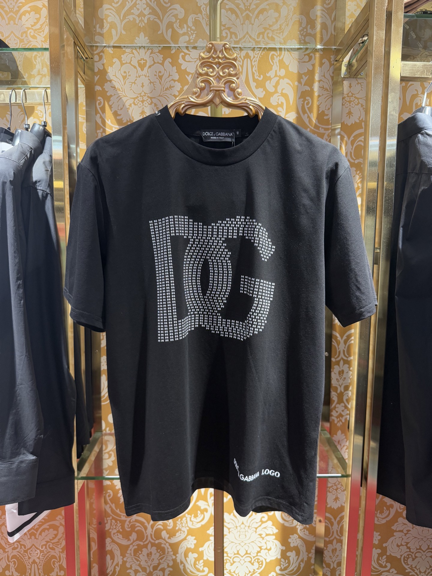 NO:123899,& 2025/ss latest T-shirt DG round neck high-definition printing 230g pure cotton imperial cotton plait woven and dyeing is not a double yarn fabric for the market. Different from the market. The feel is particularly soft and comfortable to wear in summer. Simple and fashionable. The upper body looks super good. Counter synchronization. Men and women are the same. Slim fit style. Color white/black, Dolce&Gabbana,tees, t-shirt, alexander wang19860909& 2025/ss最新款T恤 DG圆领高清印花 230克纯棉御品棉订织订染 不是市场的双纱面料 区别市场货 手感特别柔软夏天穿非常舒服 简单时尚永不过时 上身超好看 专柜同步 男女同款 修身版型 颜色 白/黑,,Dolce&Gabbana,tees，t-shirt,alexander wang,Men's clothing