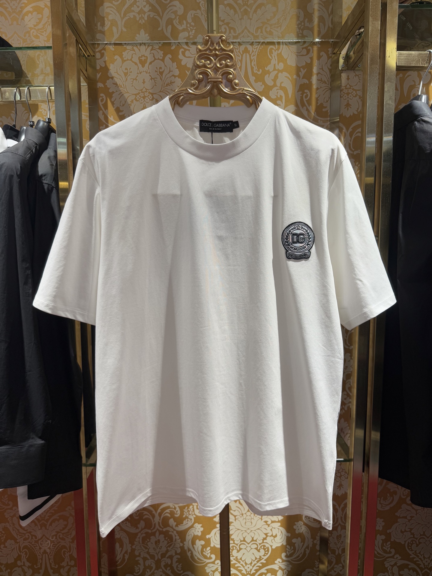 NO:123902,& 2025/ss latest T-shirt DG round-necked 230g pure cotton imperial cotton plait woven and dyed. It is not a double yarn fabric for the market. Different from the market. The feel is very soft and comfortable to wear in summer. Simple and fashionable. The upper body looks very good. Counter synchronization. Men and women are the same. Slim fit style. Color white/black, Dolce&Gabbana,tees, t-shirt, alexander wang19860909& 2025/ss最新款T恤 DG圆领章仔 230克纯棉御品棉订织订染 不是市场的双纱面料 区别市场货 手感特别柔软夏天穿非常舒服 简单时尚永不过时 上身超好看 专柜同步 男女同款 修身版型 颜色 白/黑,,Dolce&Gabbana,tees，t-shirt,alexander wang,Men's clothing