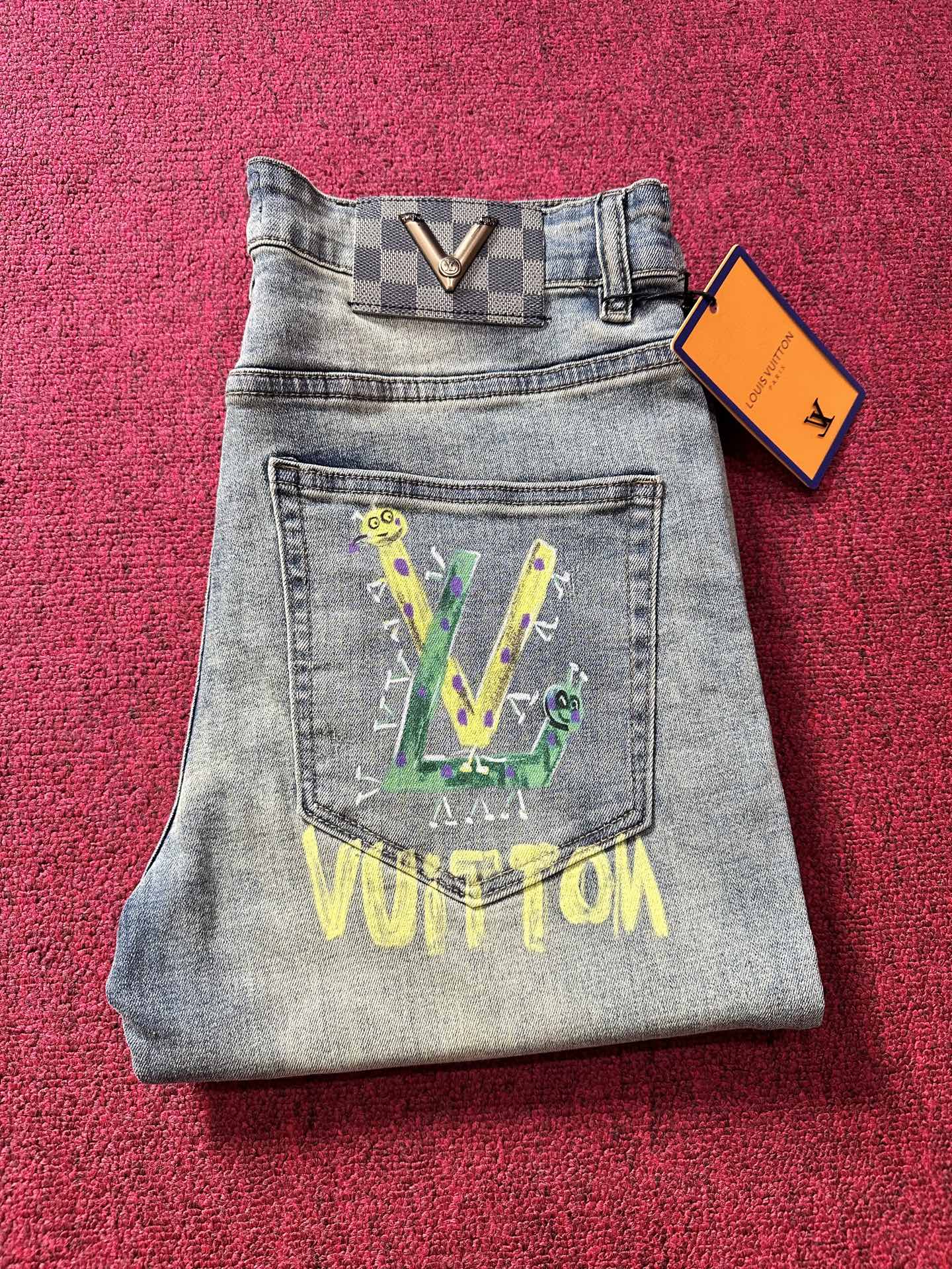 NO:123905,Lv & Louis Vuitton Louis Vuitton full-body hand-painted salary jeans 2025 latest products, original single ruthless goods, water-washed casual jeans, imported original washing elastic fabric, comfortable and elastic, original hardware and auxiliary materials decorative logo, super positive style, extremely high grade, counter quality, fashionable and stylish upper body, customized buttons, full set of accessories, one-to-one mold opening custom color blue size29-40,,louis vuitton,louis vuitton,louis vuitton,jeans,alexander wang19860909Lv &路易威登 Louis Vuitton全身手绘工资牛仔裤 2025最新品,原单狠货,水洗休闲牛仔裤,进口原版水洗弹力面料,舒适有弹性,原版五金辅料装饰logo,版型超正,档次极高,专柜品质,上身时尚有型,定制纽扣 辅料全套一比一开模定制 color蓝色 size29-40,,louis vuitton,louis vuitton,louis vuitton,jeans,alexander wang,Men's clothing