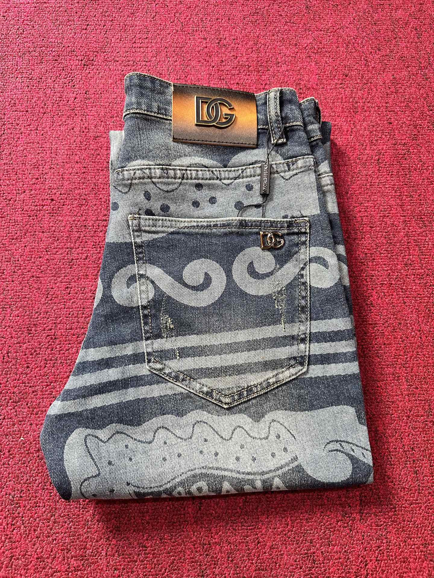 NO:123895,Counter Synchronization & 2025 New Jeans Perfect Blue Washed Full Body Printing Technology Customization Hardware Restored 1-to-One Slim Small Straight Pants Type Color Blue Number of Codes 29-40,,jeans,alexander wang19860909专柜同步 & 2025新款牛仔裤 完美蓝色水洗 满身印花工艺定制 五金一比一还原 修身小直筒裤型 颜色 蓝色 码数 29-40,,jeans,alexander wang,Men's clothing