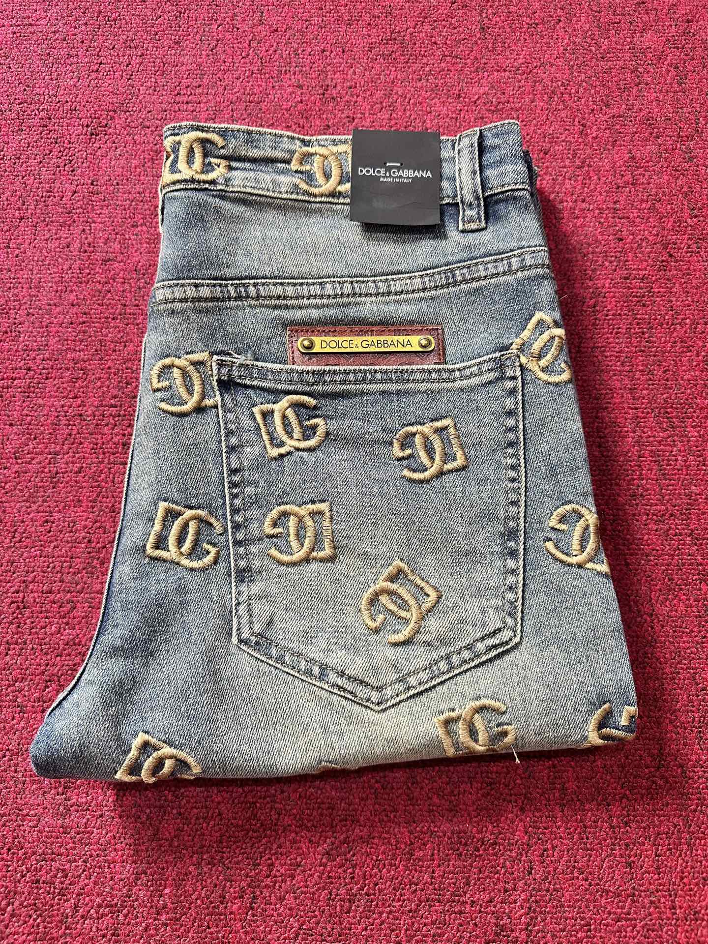 NO:123913,Counter Synchronization & 2025 New Jeans Perfect Blue Washed Back Embroidery DG Process Customization Hardware One-to-One Restore Slim Small Straight Pants Type Color Blue Number of Codes 29-40, Dolce&Gabbana, jeans, alexander wang19860909专柜同步 & 2025新款牛仔裤 完美蓝色水洗 后面刺绣DG工艺定制 五金一比一还原 修身小直筒裤型 颜色 蓝色 码数 29-40,,Dolce&Gabbana,jeans,alexander wang,Men's clothing