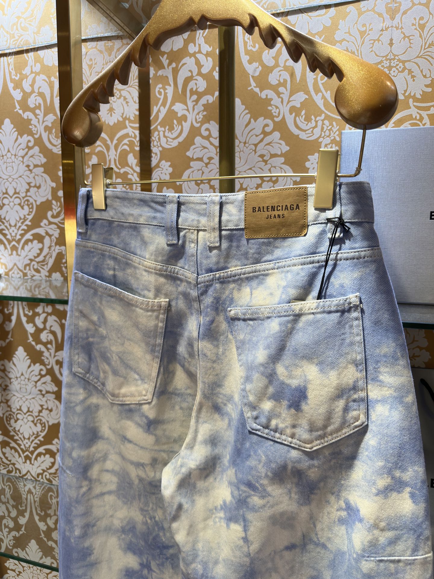 Balenciaga p400 デニムパンツ - 手作りのヴィンテージ加工と立体裁断