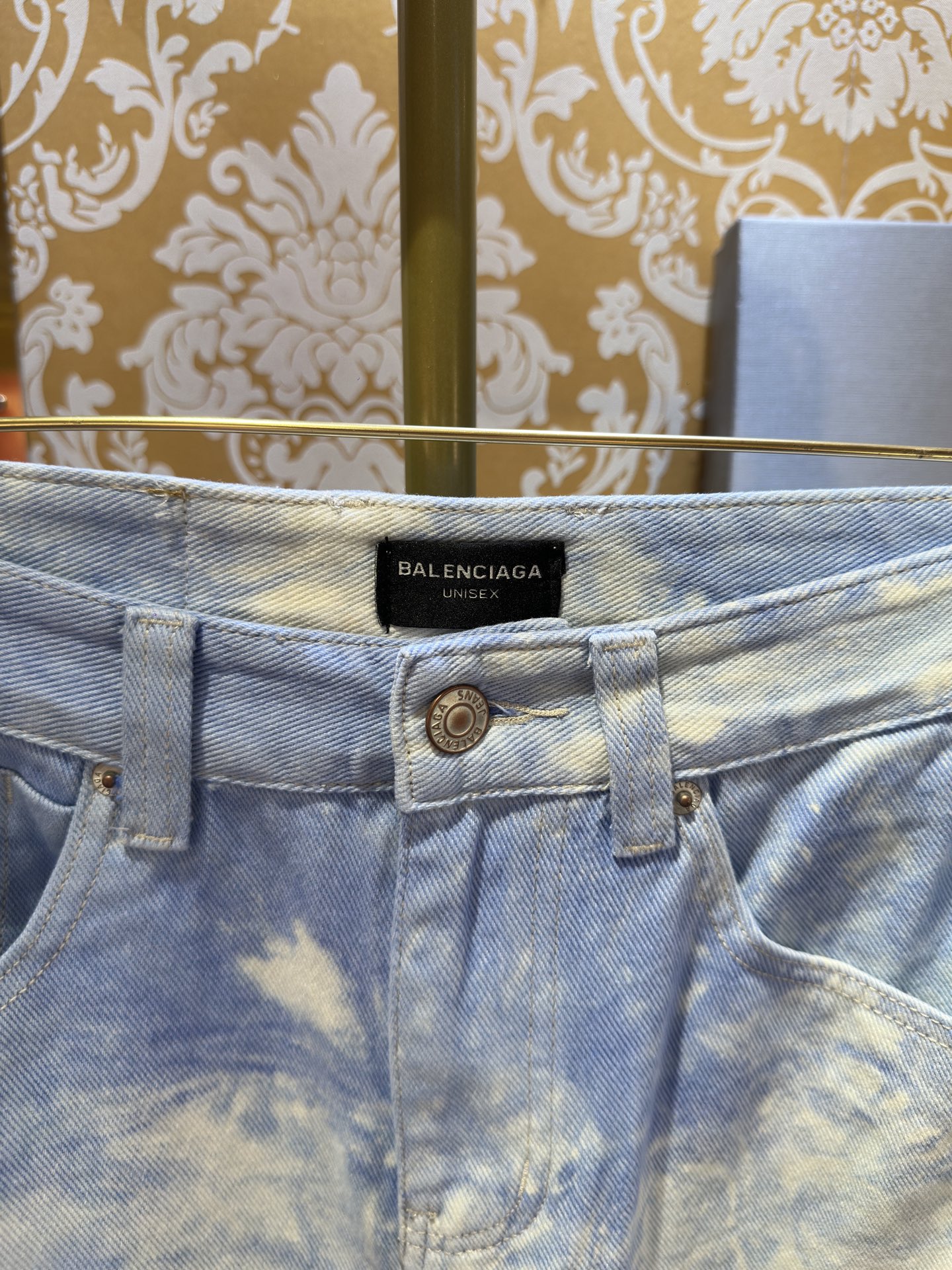 Balenciaga p400 デニムパンツ - 手作りのヴィンテージ加工と立体裁断