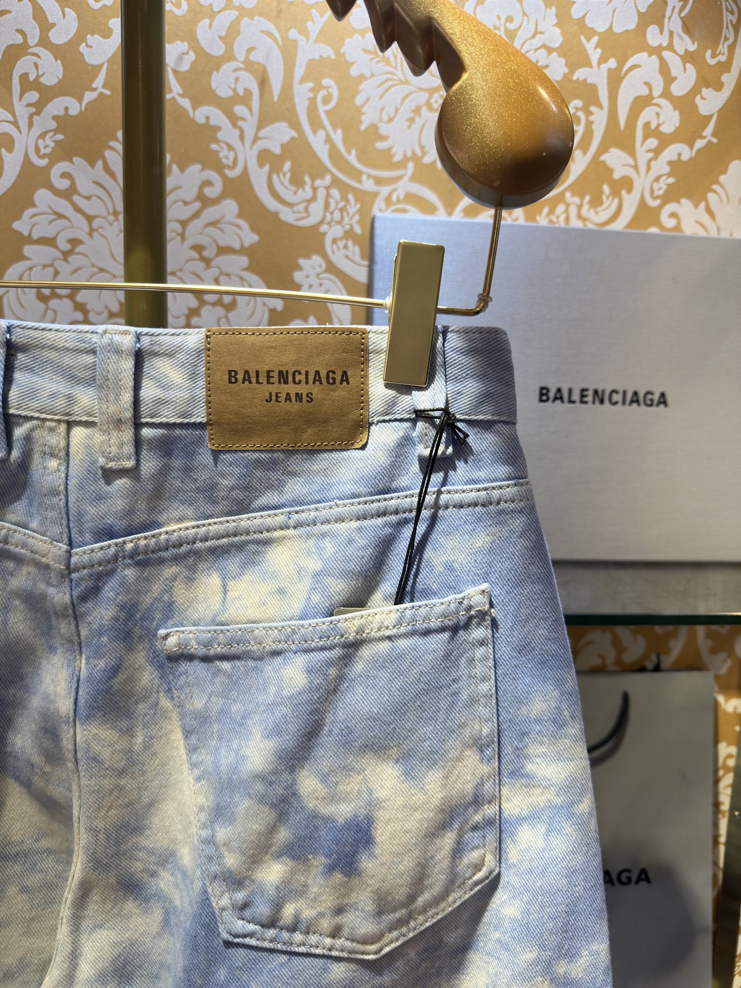 Balenciaga p400 デニムパンツ - 手作りのヴィンテージ加工と立体裁断