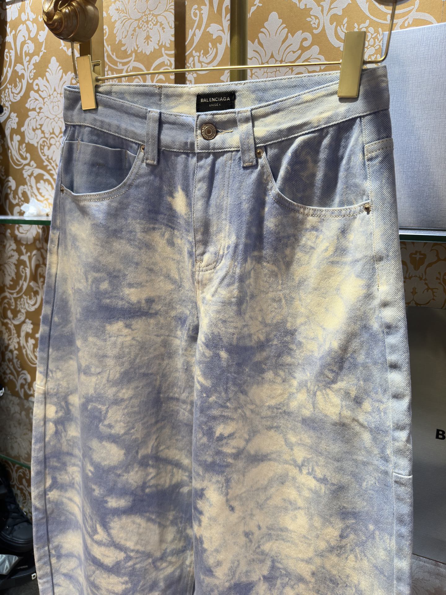 Balenciaga p400 デニムパンツ - 手作りのヴィンテージ加工と立体裁断