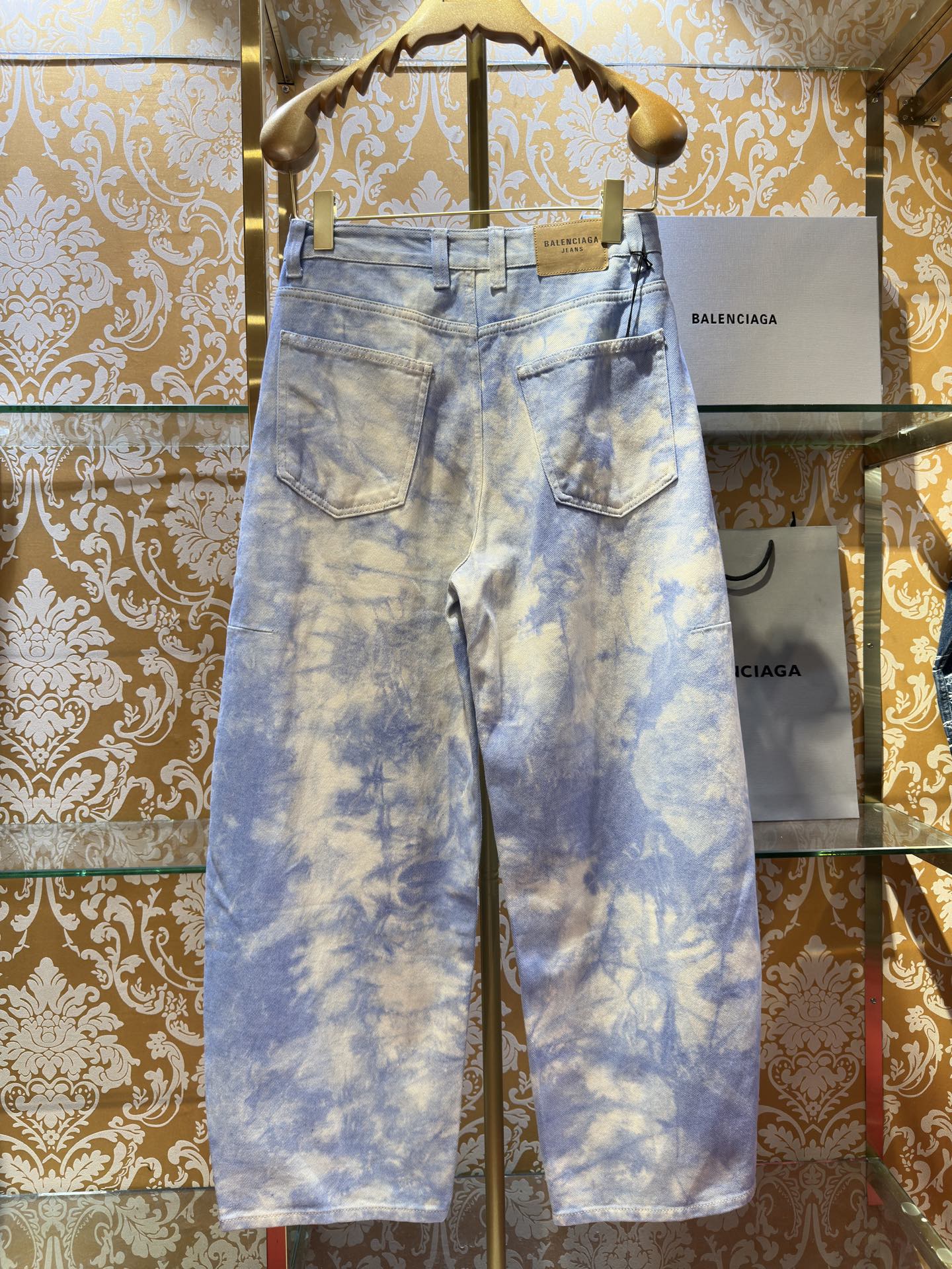 Balenciaga p400 デニムパンツ - 手作りのヴィンテージ加工と立体裁断