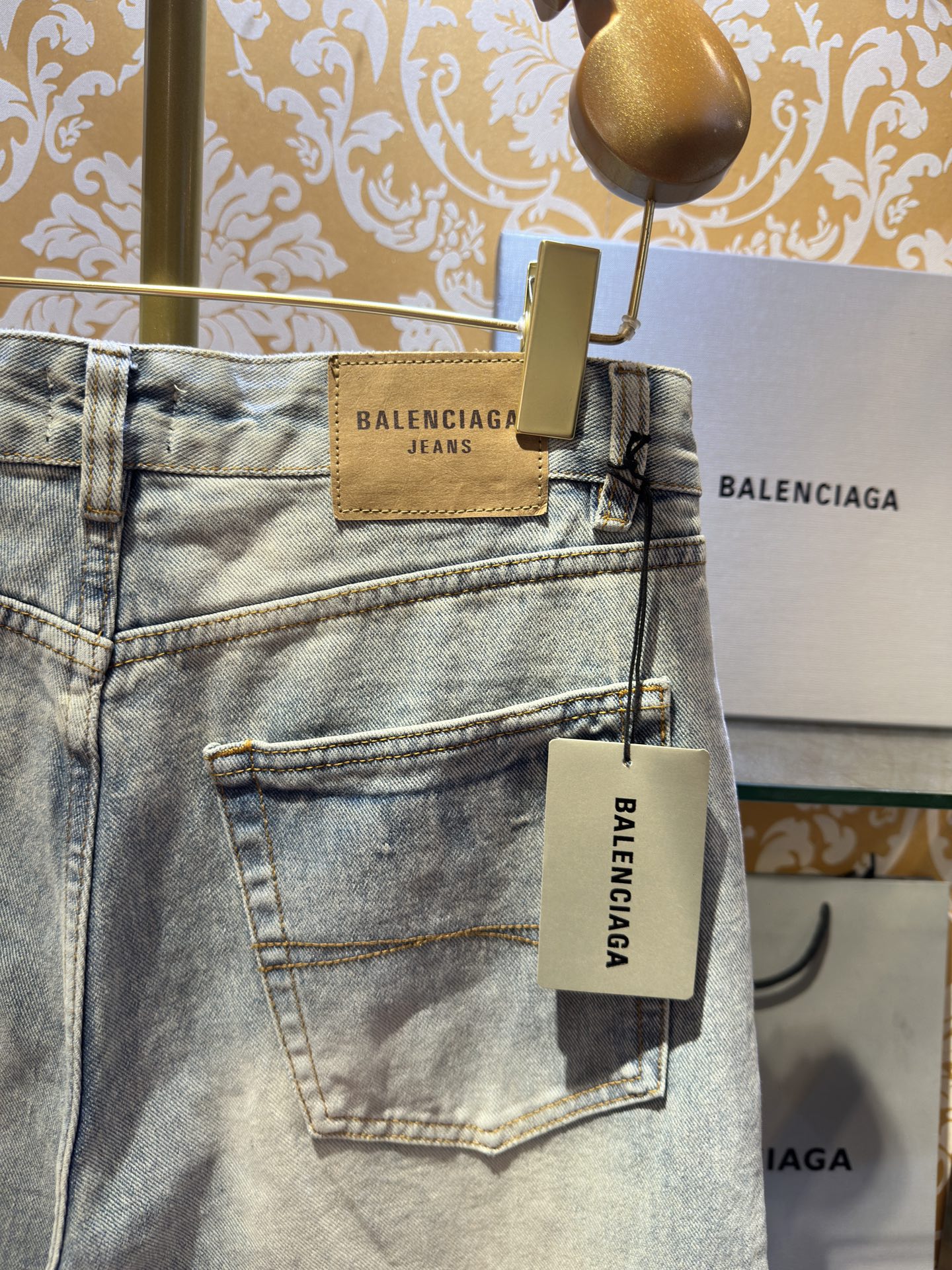 Balenciaga p400 牛仔水仔裤 - 高級感溢れる工芸品