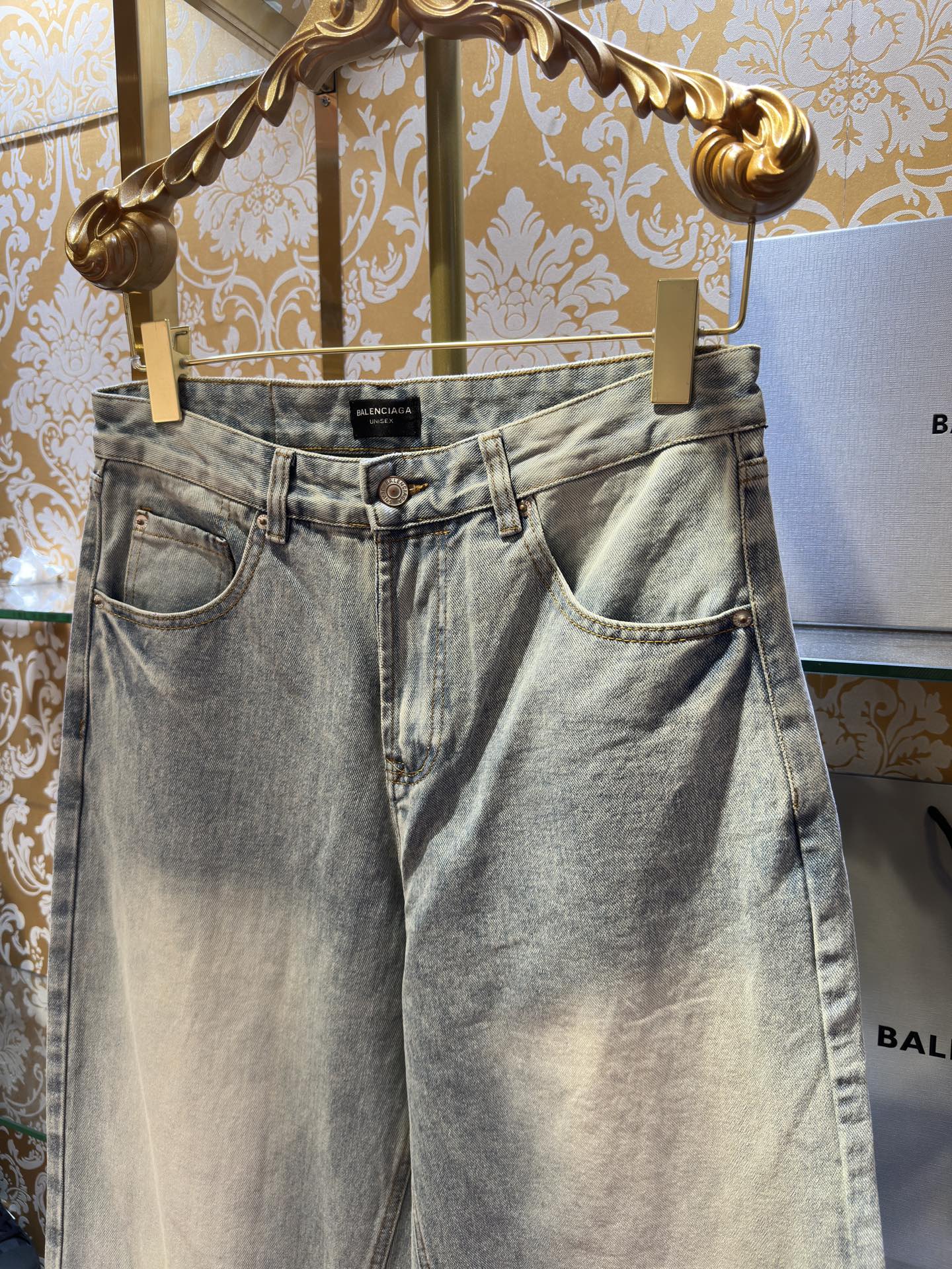 Balenciaga p400 牛仔水仔裤 - 高級感溢れる工芸品