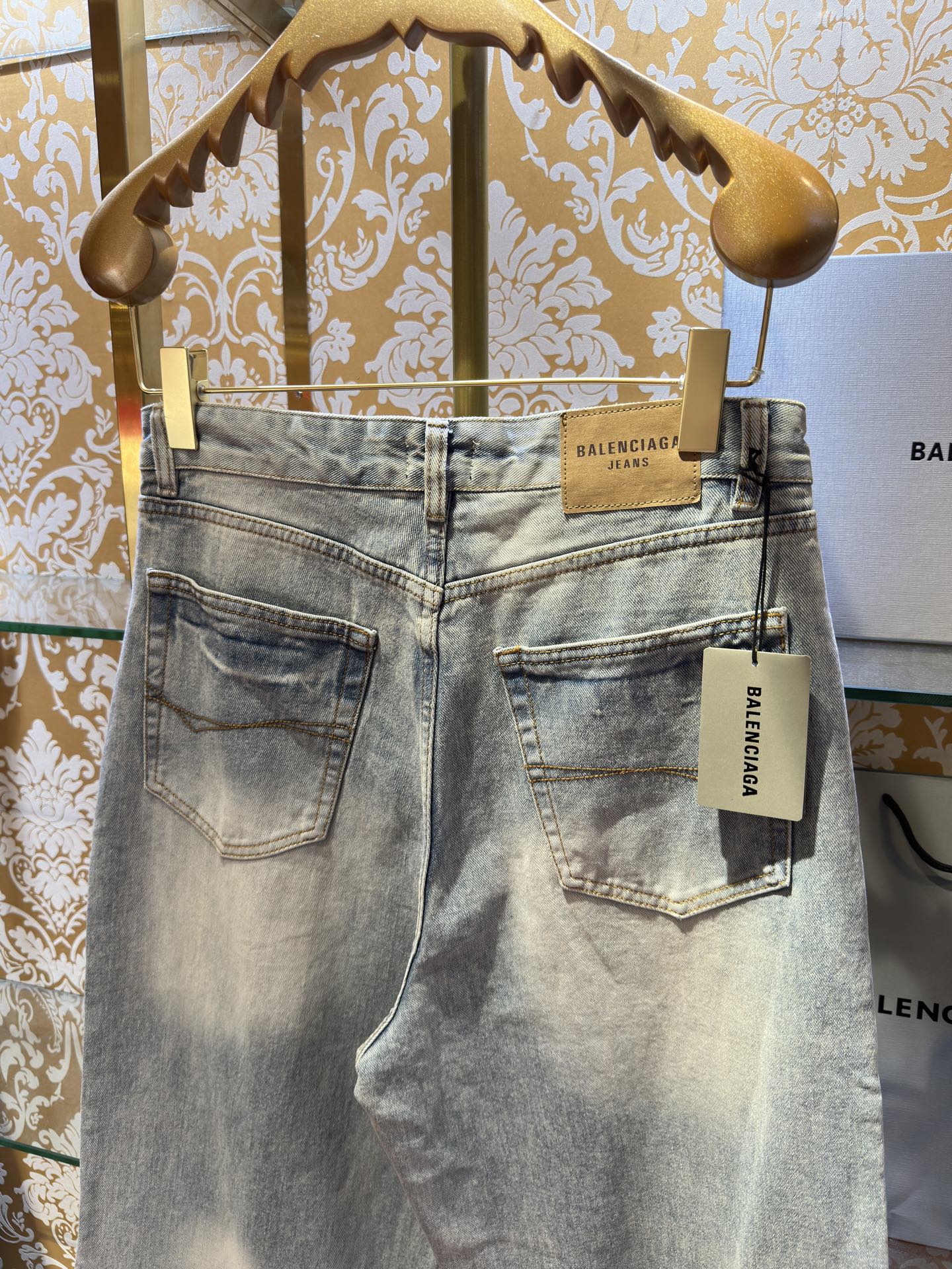 Balenciaga p400 牛仔水仔裤 - 高級感溢れる工芸品